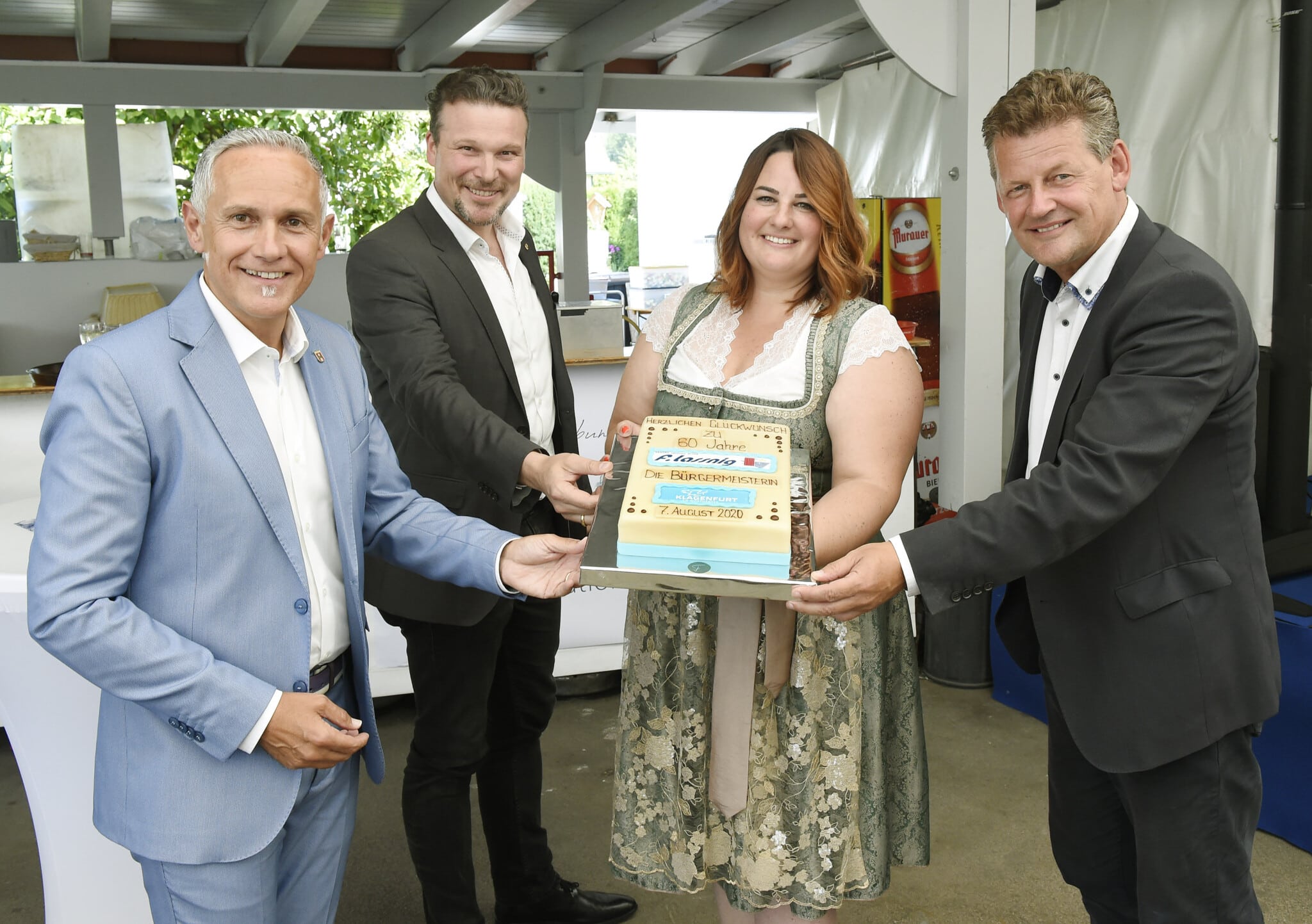 Vizebürgermeister Jürgen Pfeiler gratuliert mit Vzbgm. Wolfgang Germ, Stadtrat Christian Scheider und Torte Chefin Christina Arl.