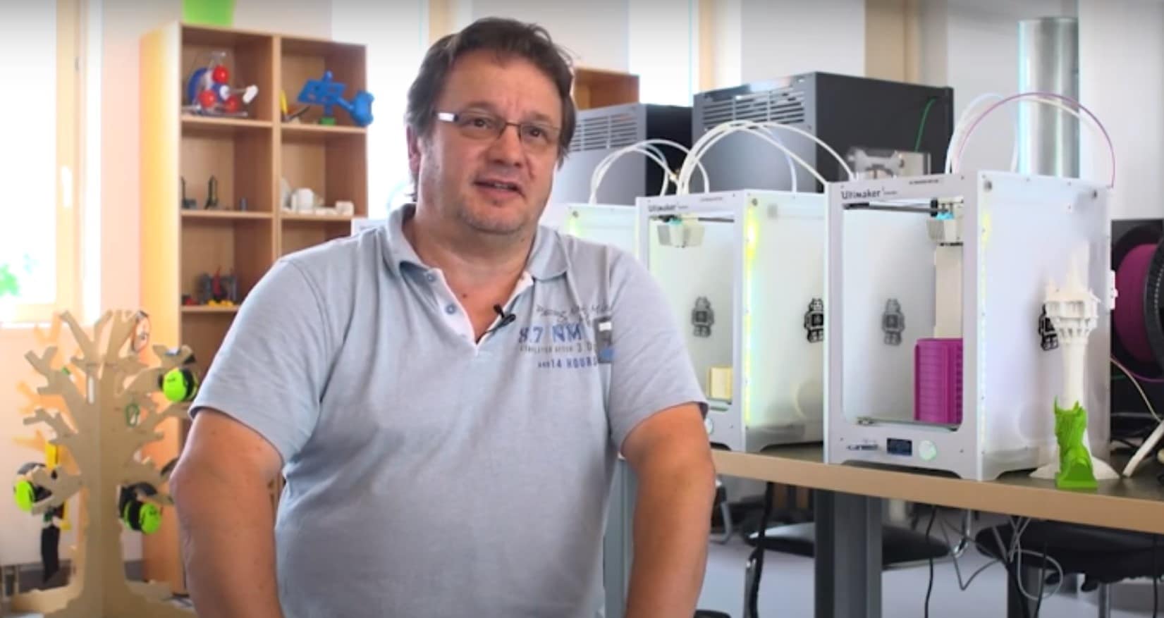 Gerald Zebedin von Smart Lab FH Kärnten erklärt den Einsatz von 3D-Druckern zur Herstellung von Schutzmasken.