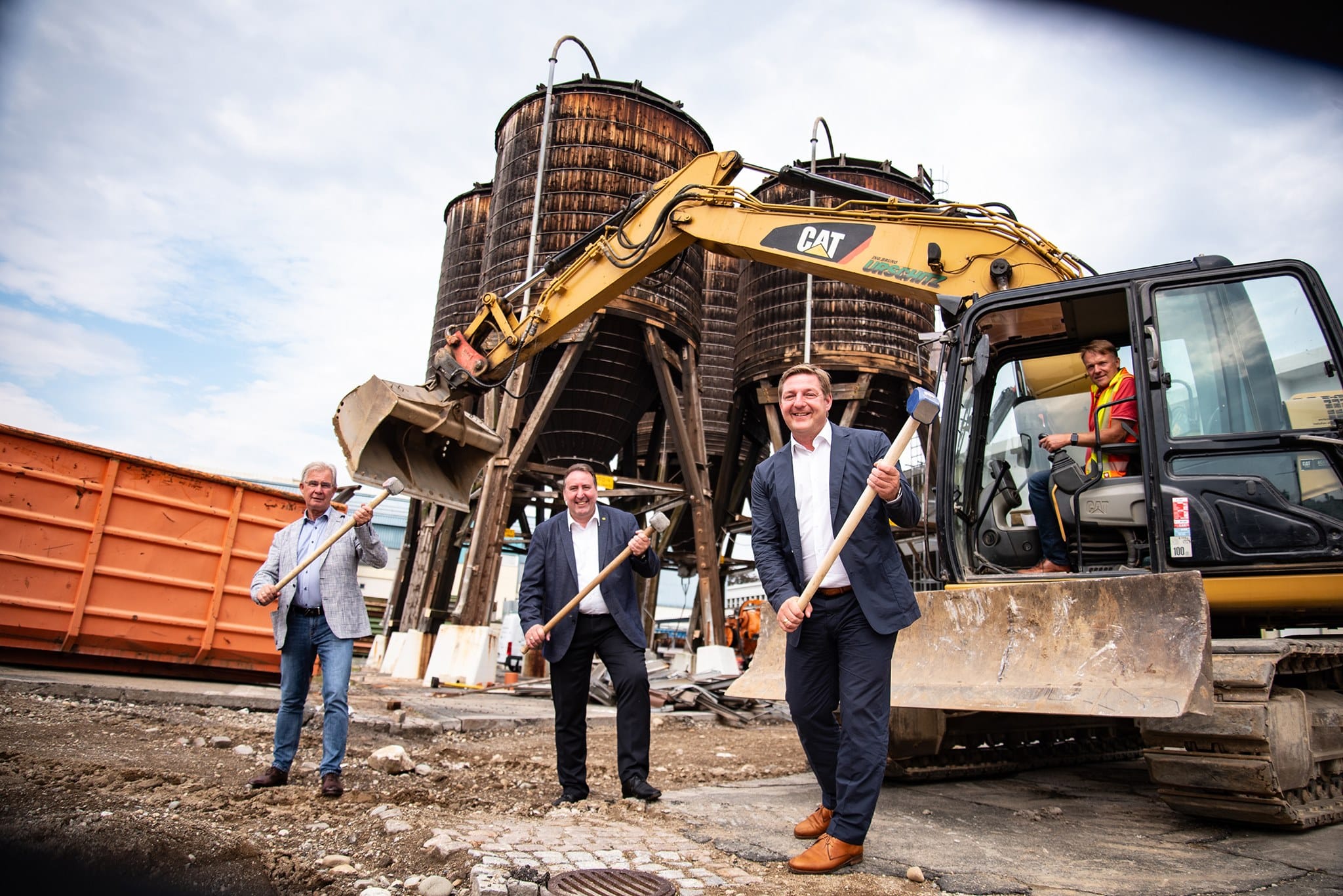 Die Bauarbeiten für die neue Eishalle in Villach haben angefangen. Am Bild v.l.: Stadtrat Harald Sobe (SPÖ), Stadtrat Erwin Baumann (FPÖ) und Bürgermeister Günther Albel (SPÖ).