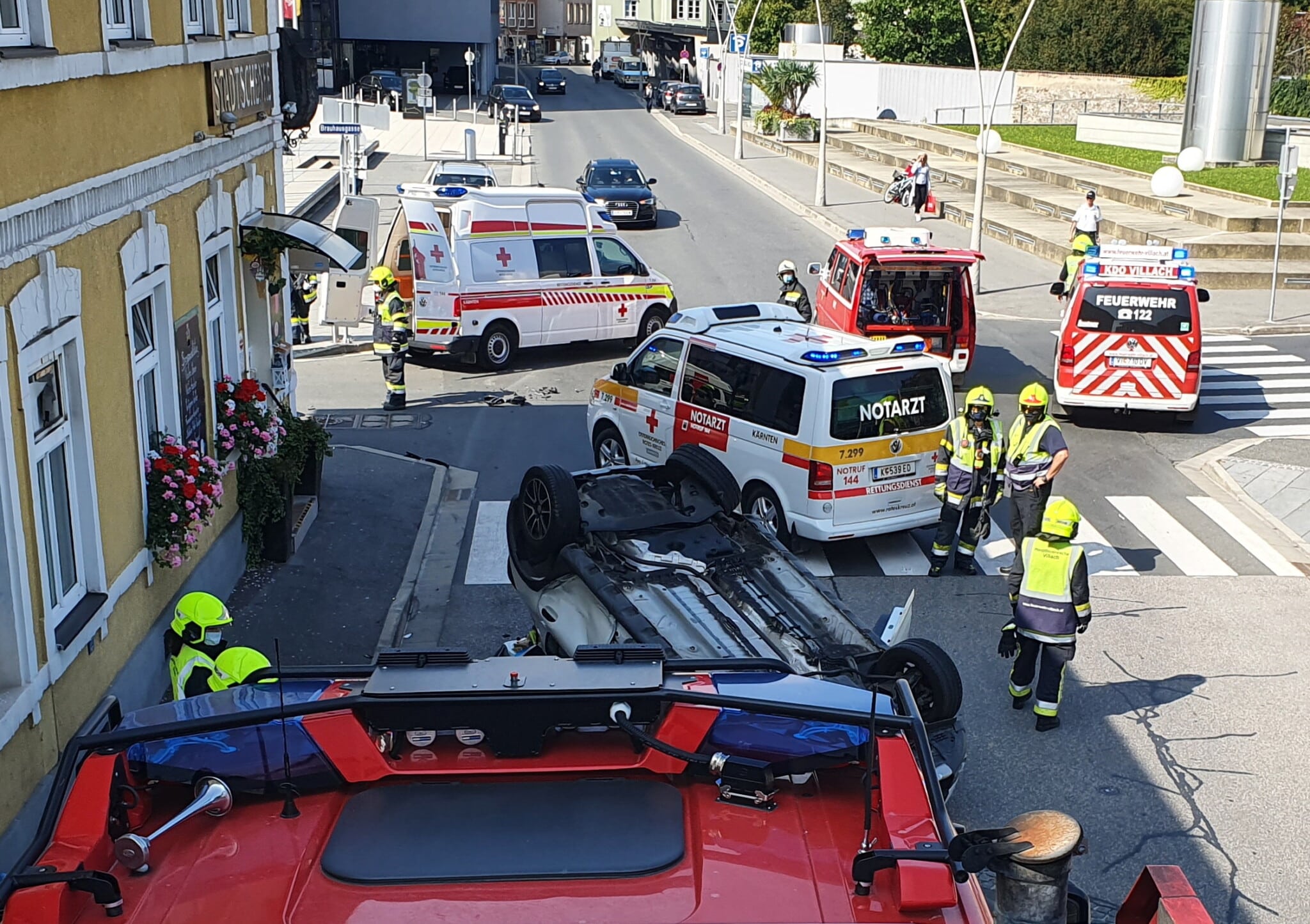 Ein PKW kam bei dem Unfall in der Villacher Innenstadt am Dach zum Liegen.
