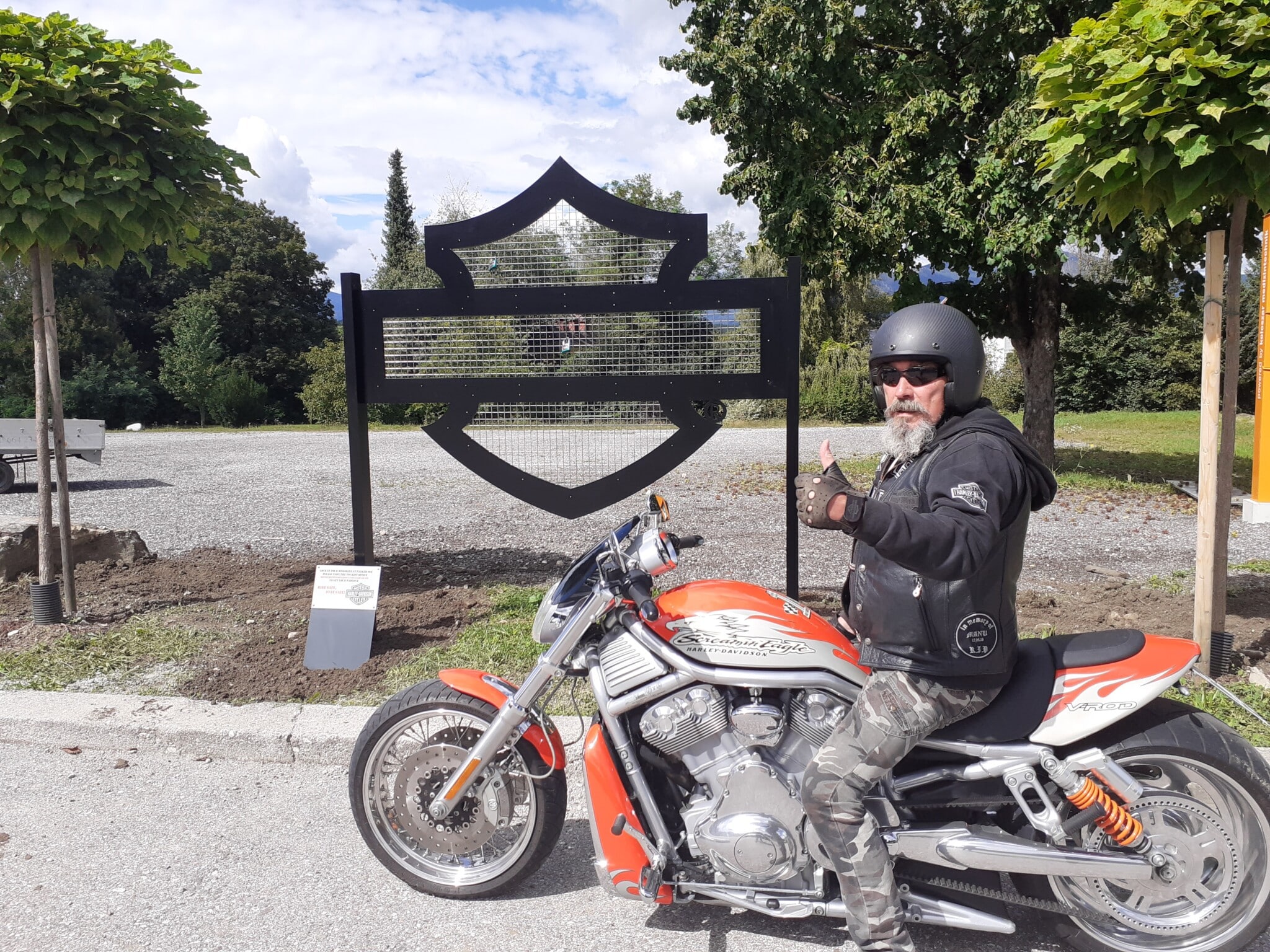 Die neue Skulptur wurde dem bekannten Harley Davidson Logo nachempfunden.