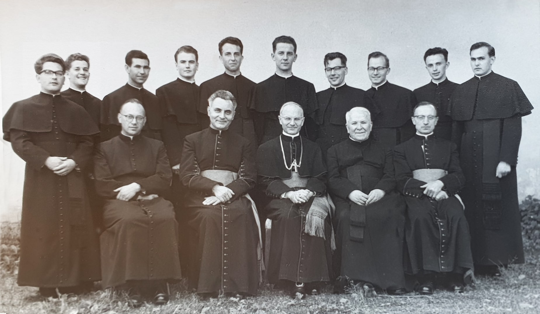Die zehn Neupriester des Jahres 1960 der Diözese Gurk. 