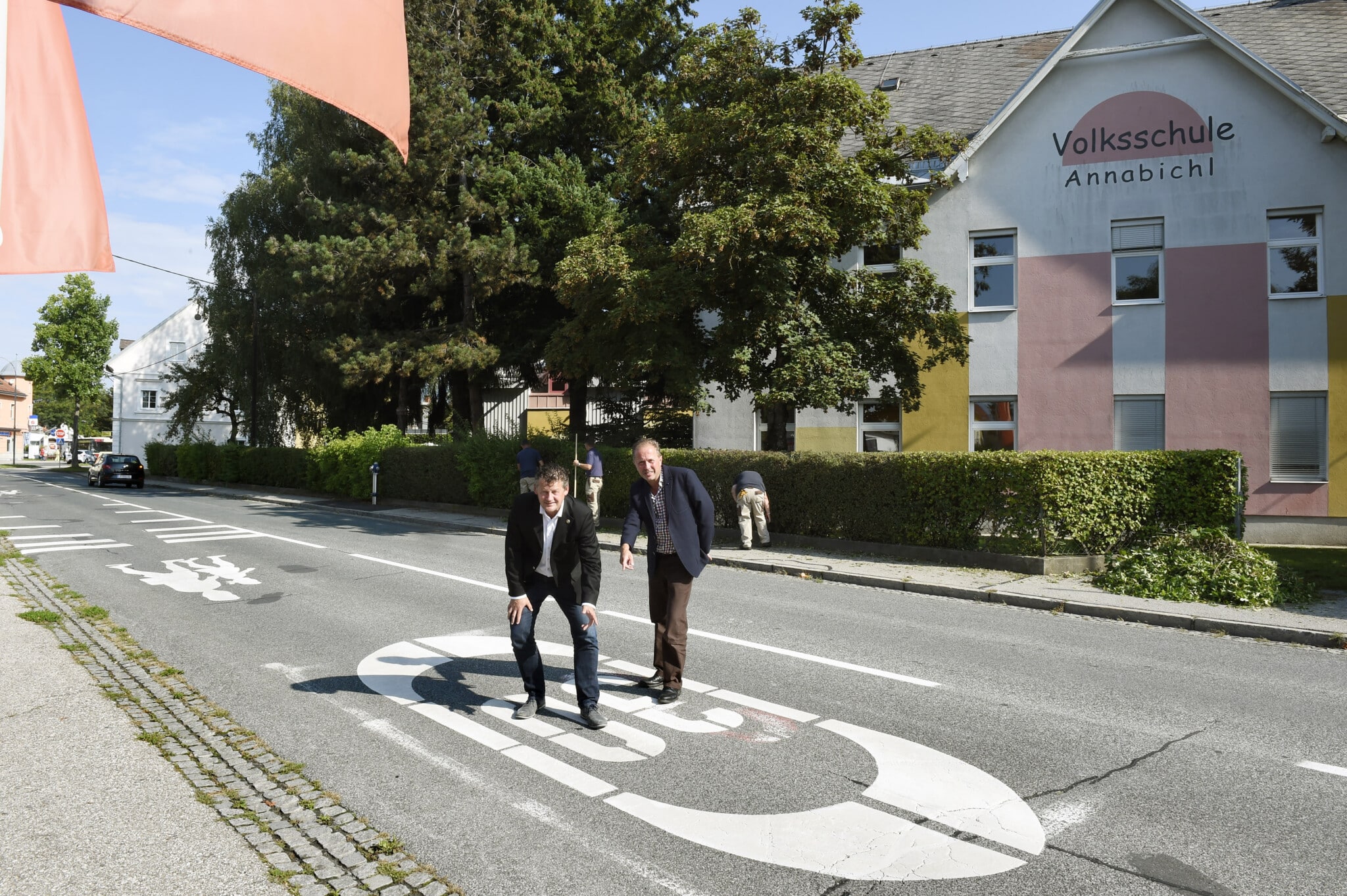 Straßenbau- und Verkehrsreferent Stadtrat Christian Scheider begutachtet mit Dipl. Ing. Harald Remy die aufgefrischten Bodenmarkierungen vor den Schulen.