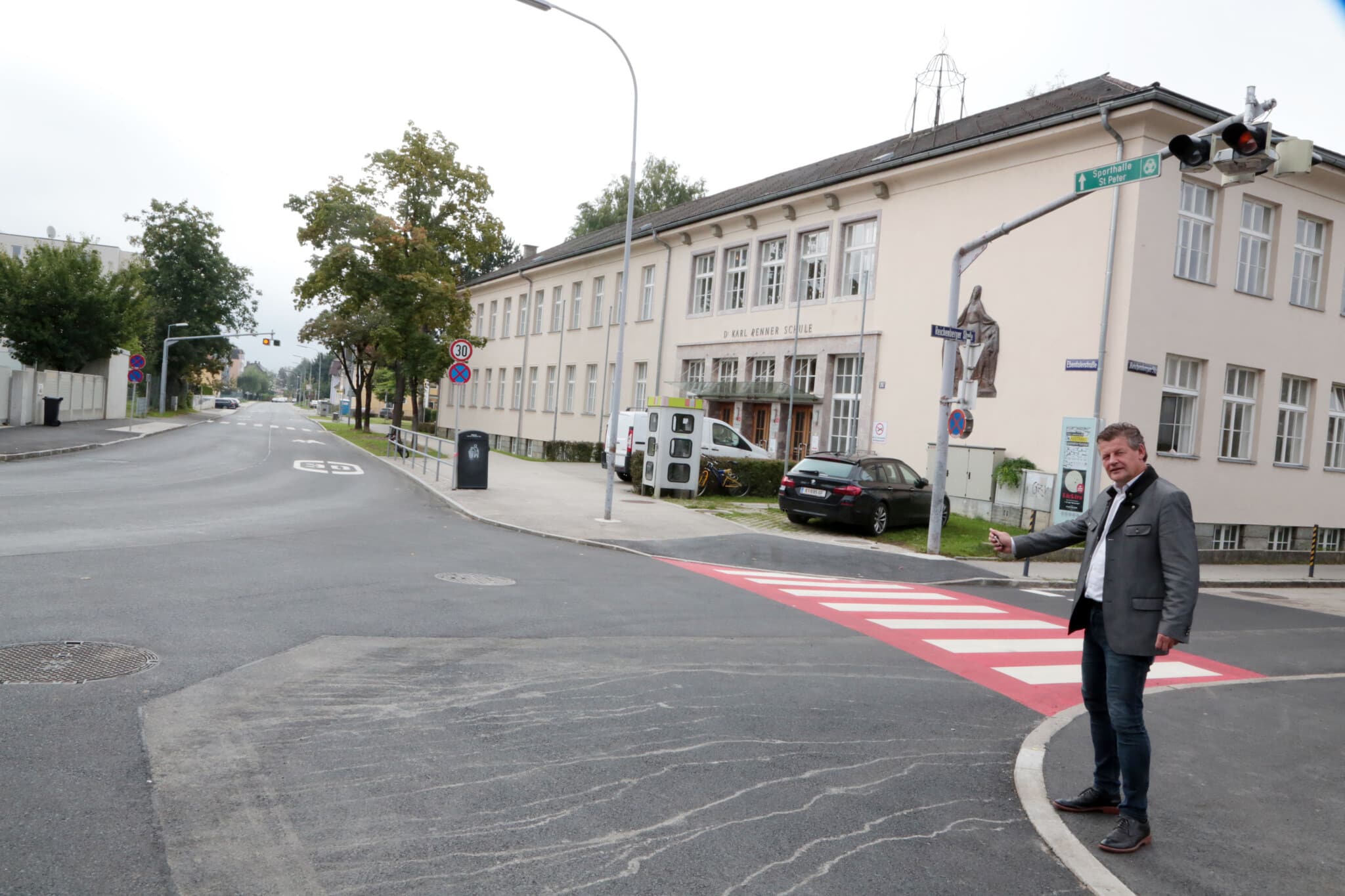 Straßenbau- und Verkehrsreferent Stadtrat Christian Scheider besichtigt den
sanierten Kreuzungsbereich vor der Rennerschule