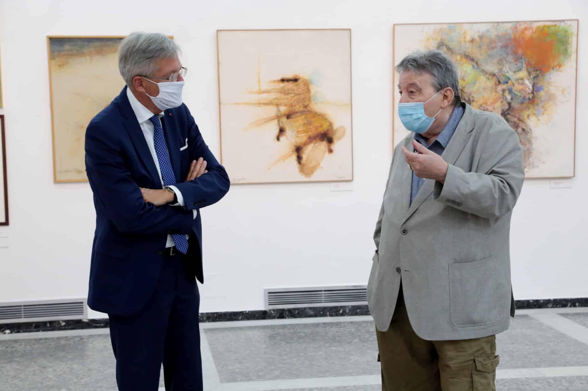 LH Peter Kaiser zu Besuch bei der Ausstellung von Künstler Franz Moro (li. im Bild).