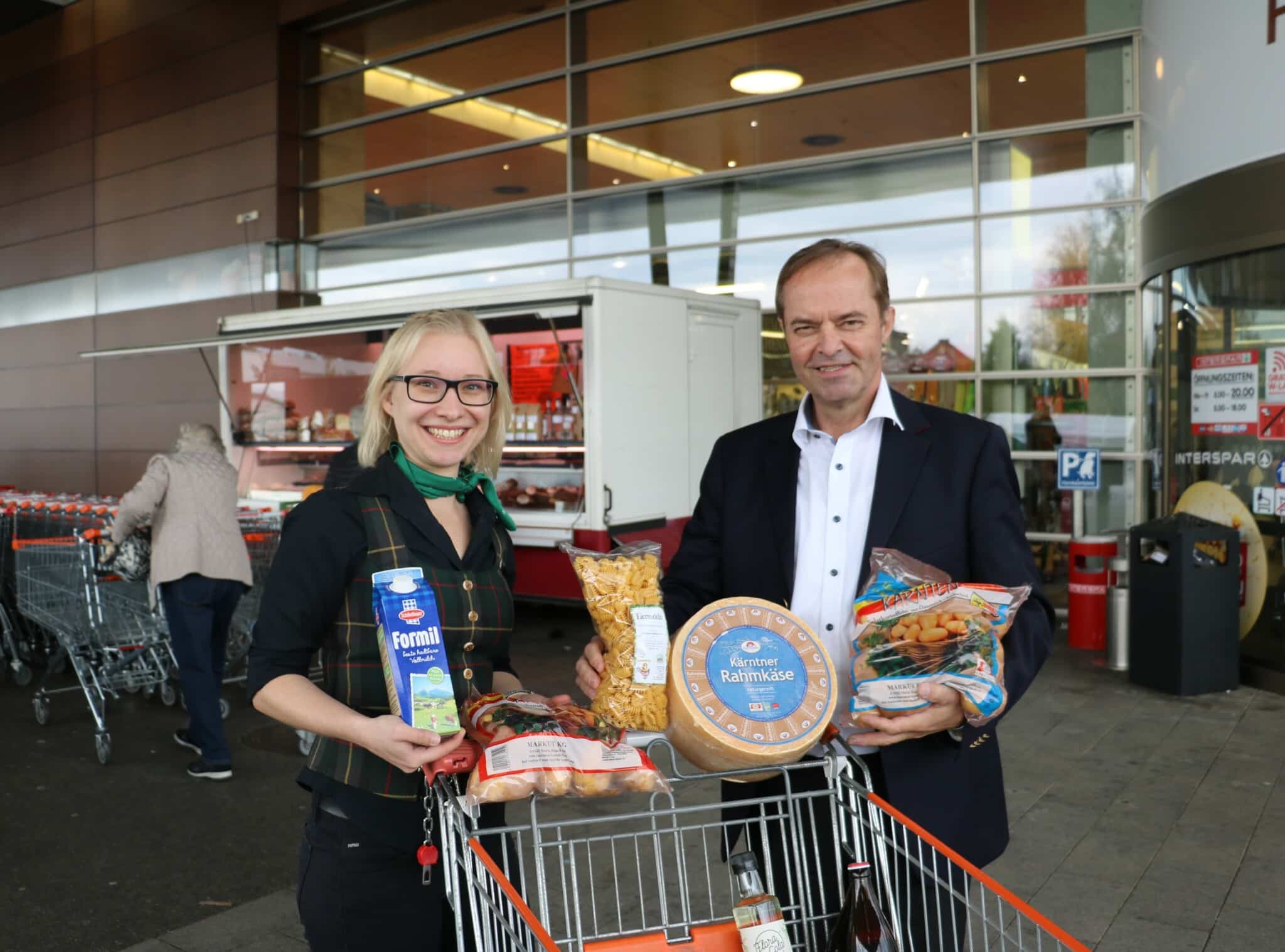 LK-Präsident Johann Mößler und Landjugendreferentin Andrea Walkam informierten die Konsumenten über regionale Lebensmittel und die Bedeutung heimischer Gütesiegel.