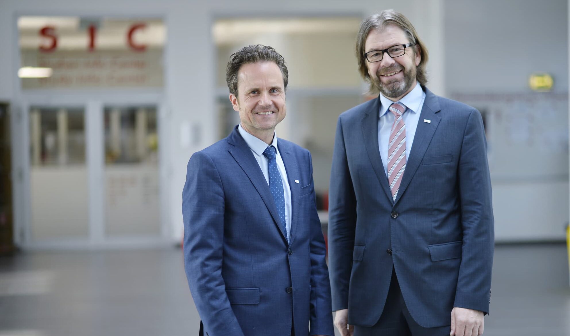 Rektor Peter Granig (links) und Siegfried Spanz (rechts), Geschäftsführer FH Kärnten, blicken auf ein Vierteljahrhundert erfolgreiche Bildungsarbeit.