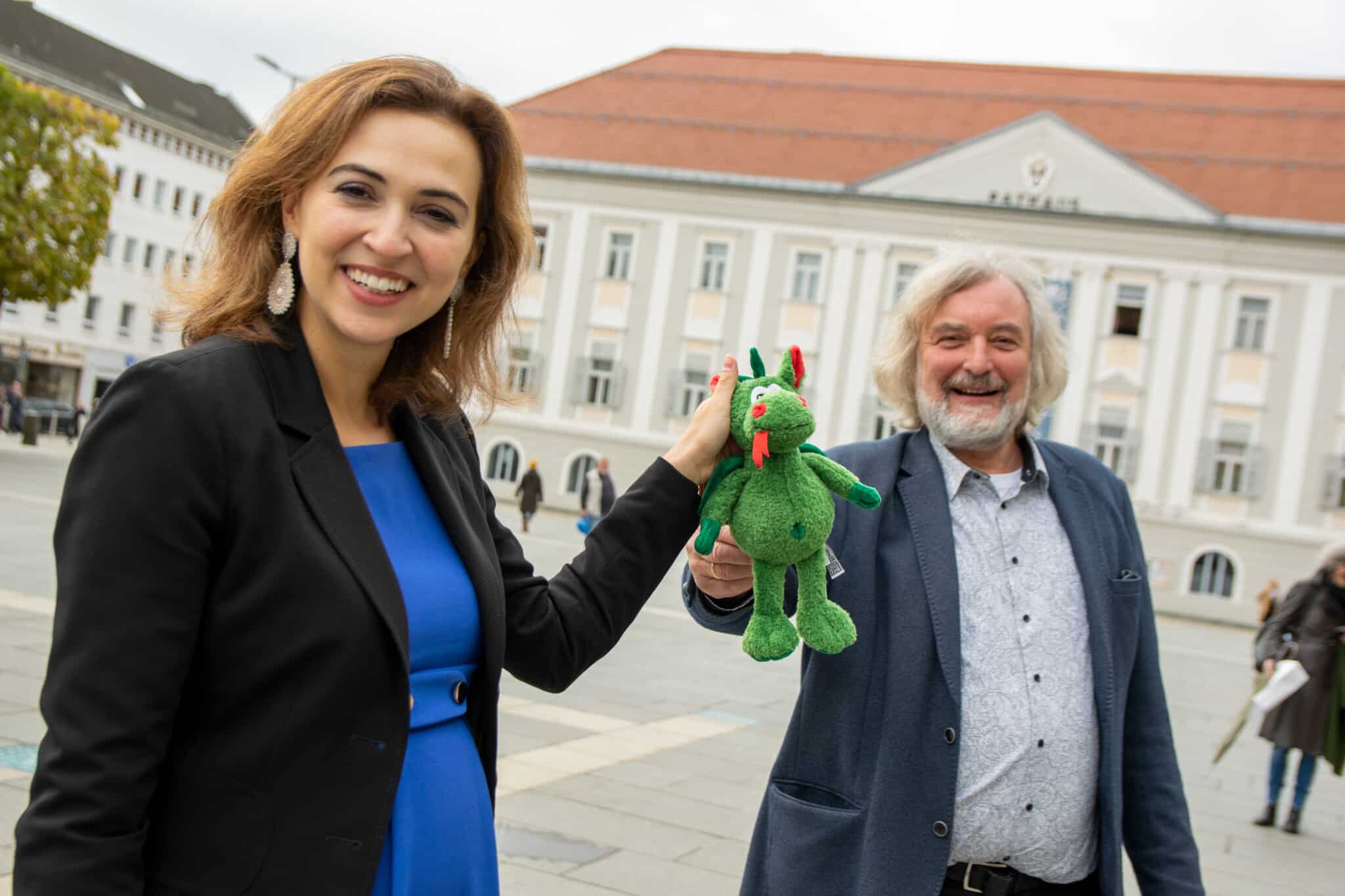 Als kleine Überraschung fürs Baby der Ministerin hatte der Stadtrat ein Plüschtier dabei – passend für Klagenfurt ein „Lindwurm“.