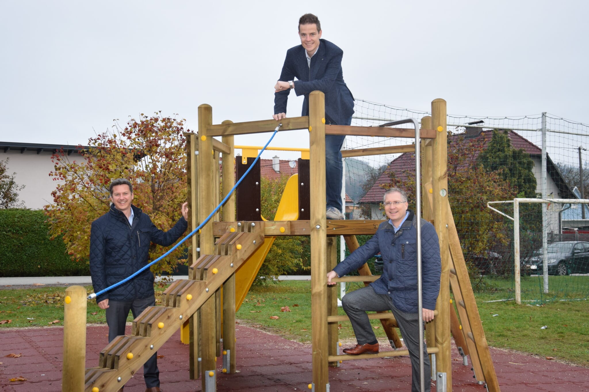 v.l.n.r.:  LR Daniel Fellner, Büroleiter Martin Hafner und der St. Veiter Bgm. Martin Kulmer am neuen Spielplatz in Glandorf.
