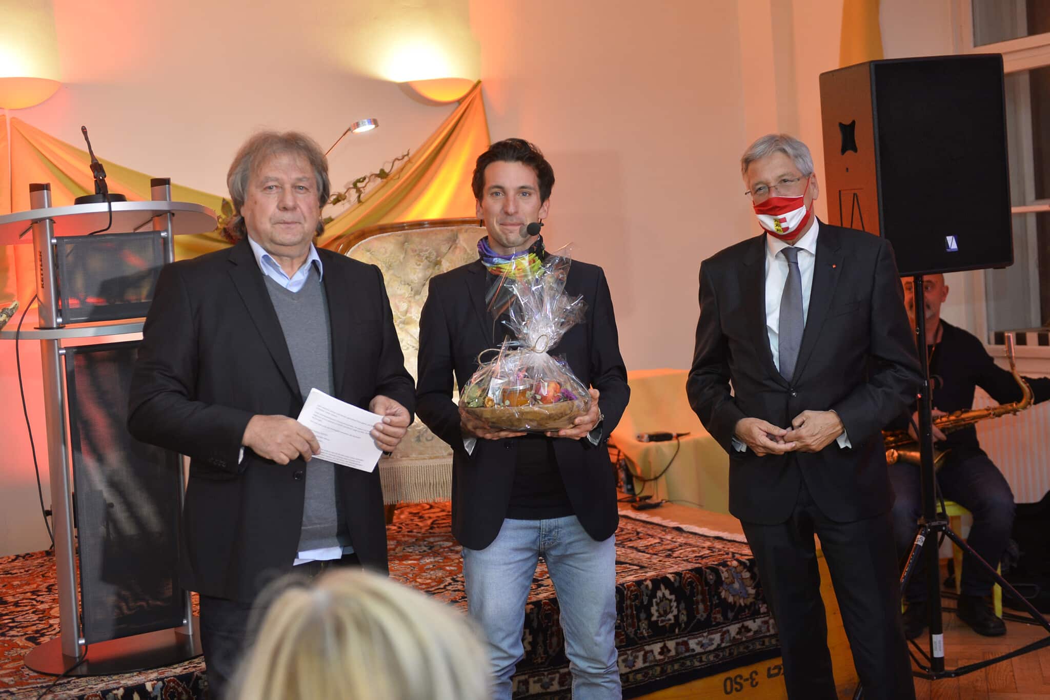 LH Peter Kaiser (r.) und Juror Alfred Kobald mit Preisträger Silvano Kobald (Anerkennungspreis des Landes Kärnten für Prosa).