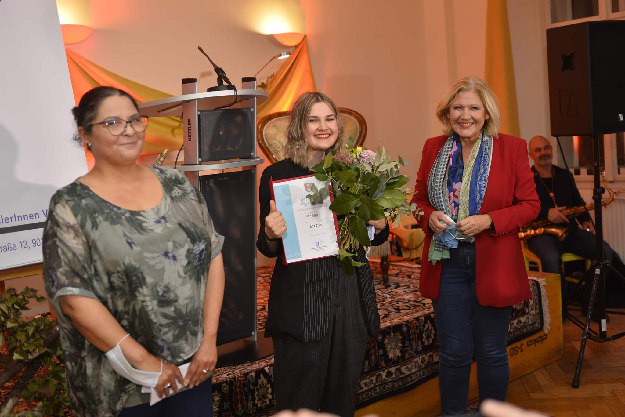 Klagenfurts Bürgermeisterin Maria-Luise Mathiaschitz mit Preisträgerin Ana Grilc (Newcomer-Literaturpreis der Landeshauptstadt Klagenfurt).