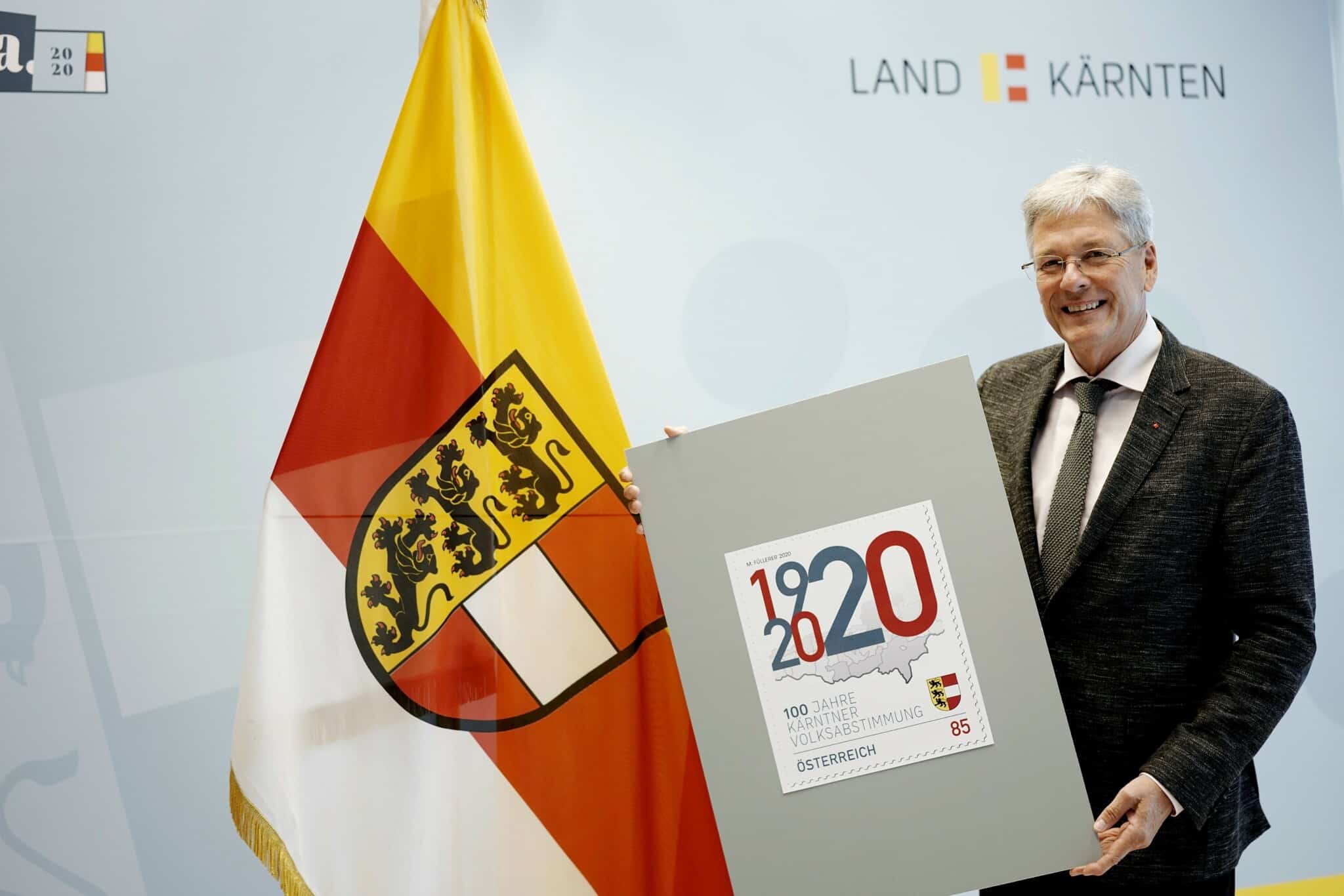 LH Peter Kaiser mit der Sonderbriefmarke zu 100 Jahre Kärntner Volksabstimmung