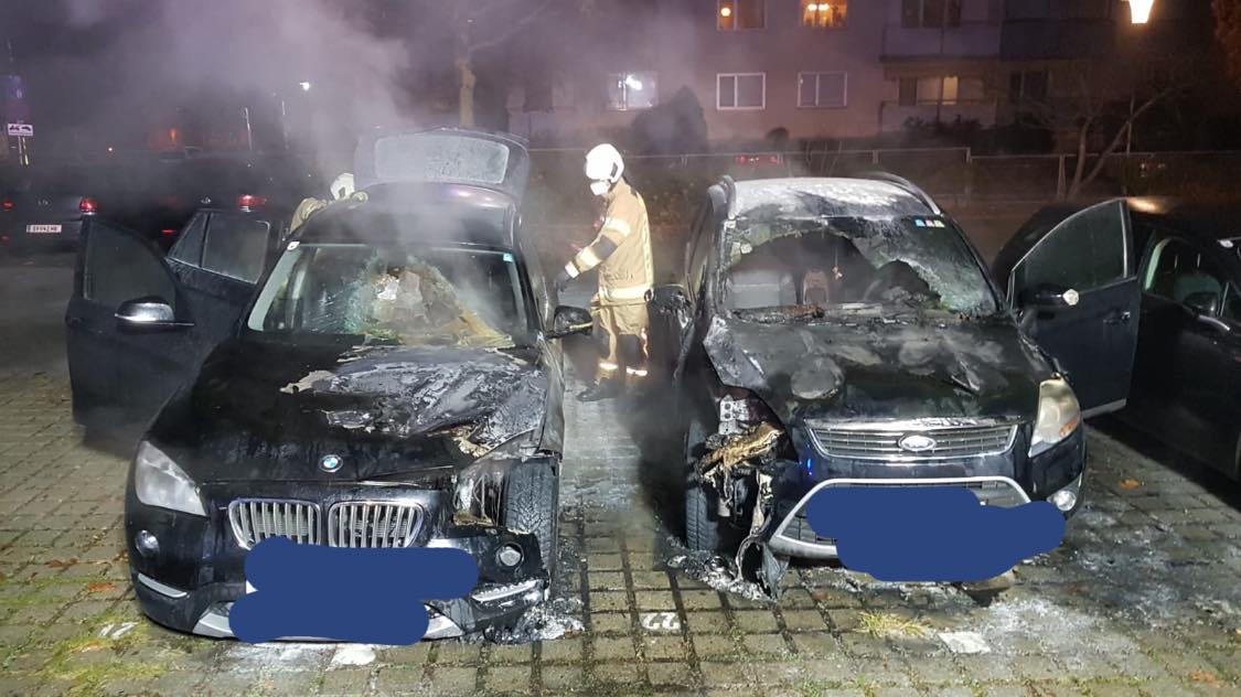 Zwei nebeneinander abgestellte Fahrzeuge waren heute Abend in der Klagenfurter Innenstadt in Brand geraten.