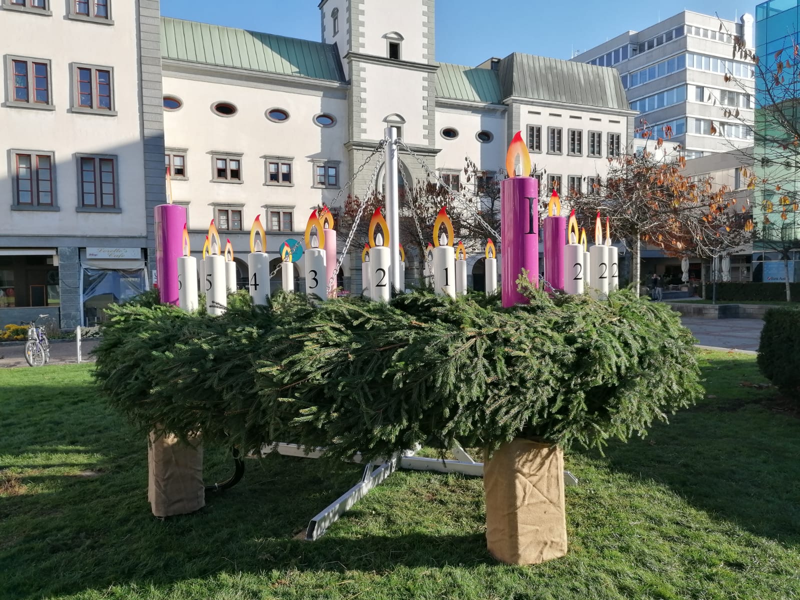 Der Diakonie-Adventkranz beim Klagenfurter Dom ist ein strahlender Wegbegleiter bis Weihnachten.