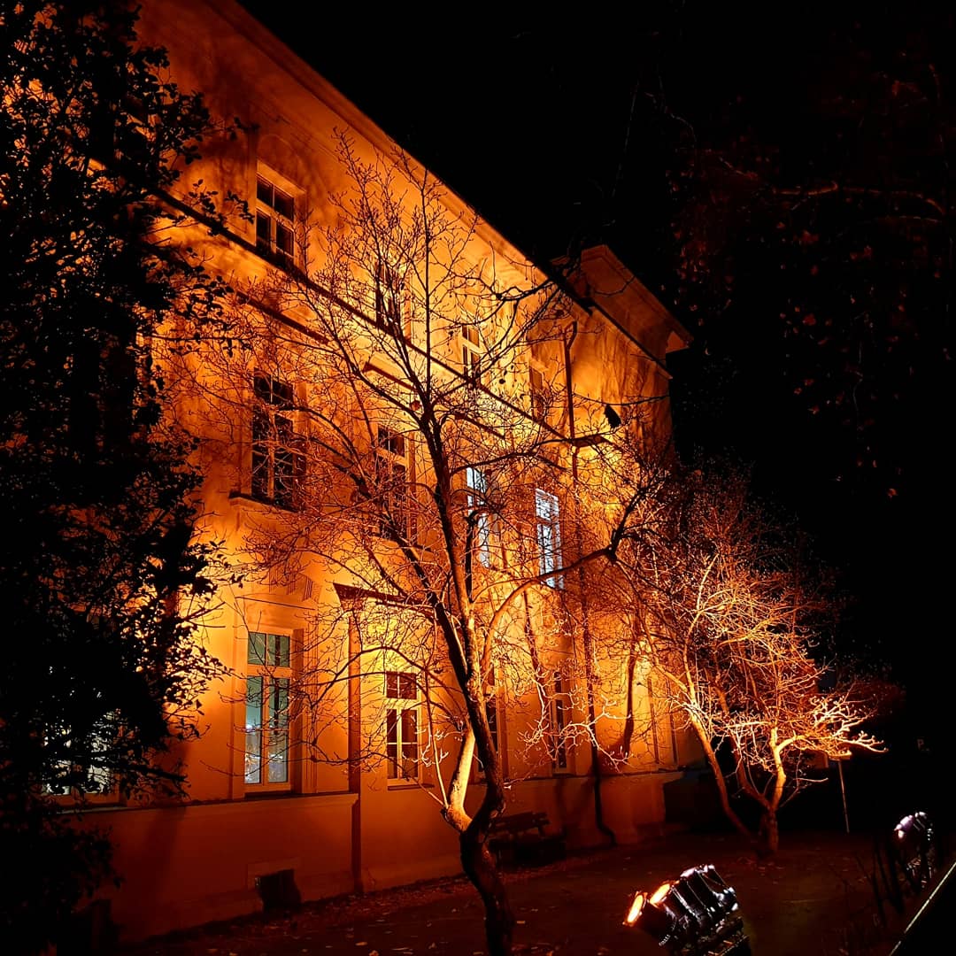 Das orange beleuchtete Verwaltungsgebäude in Villach.