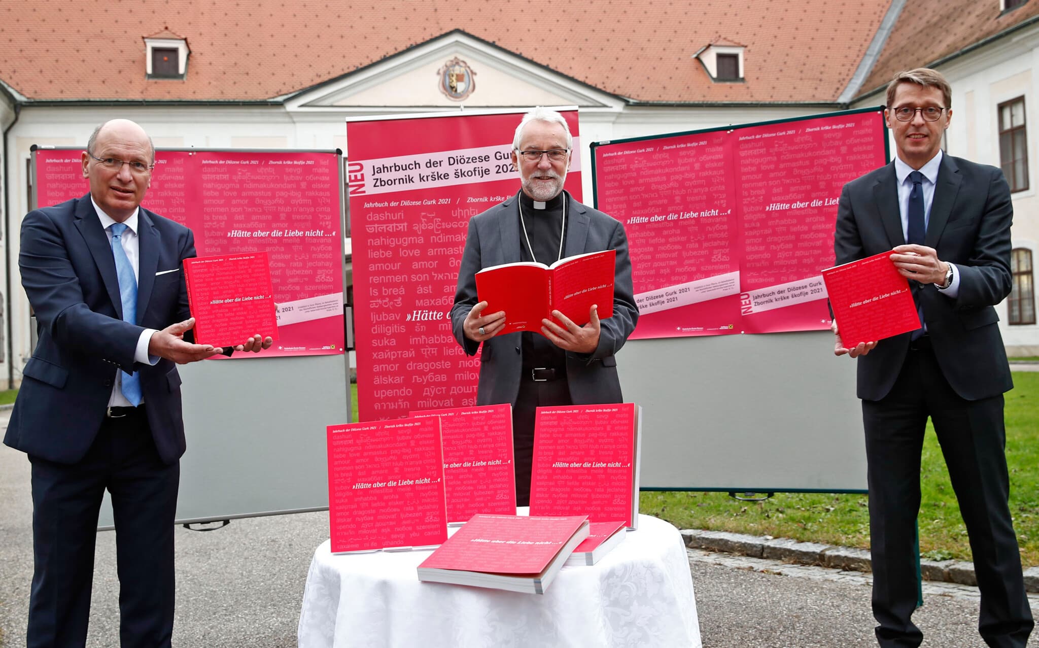 Präsentieren das neue Jahrbuch: Bischof Marketz, RLB-Vorstandsdirektor Messner als Sponsorenvertreter und redaktioneller Gesamtverantwortlicher Kapeller.
