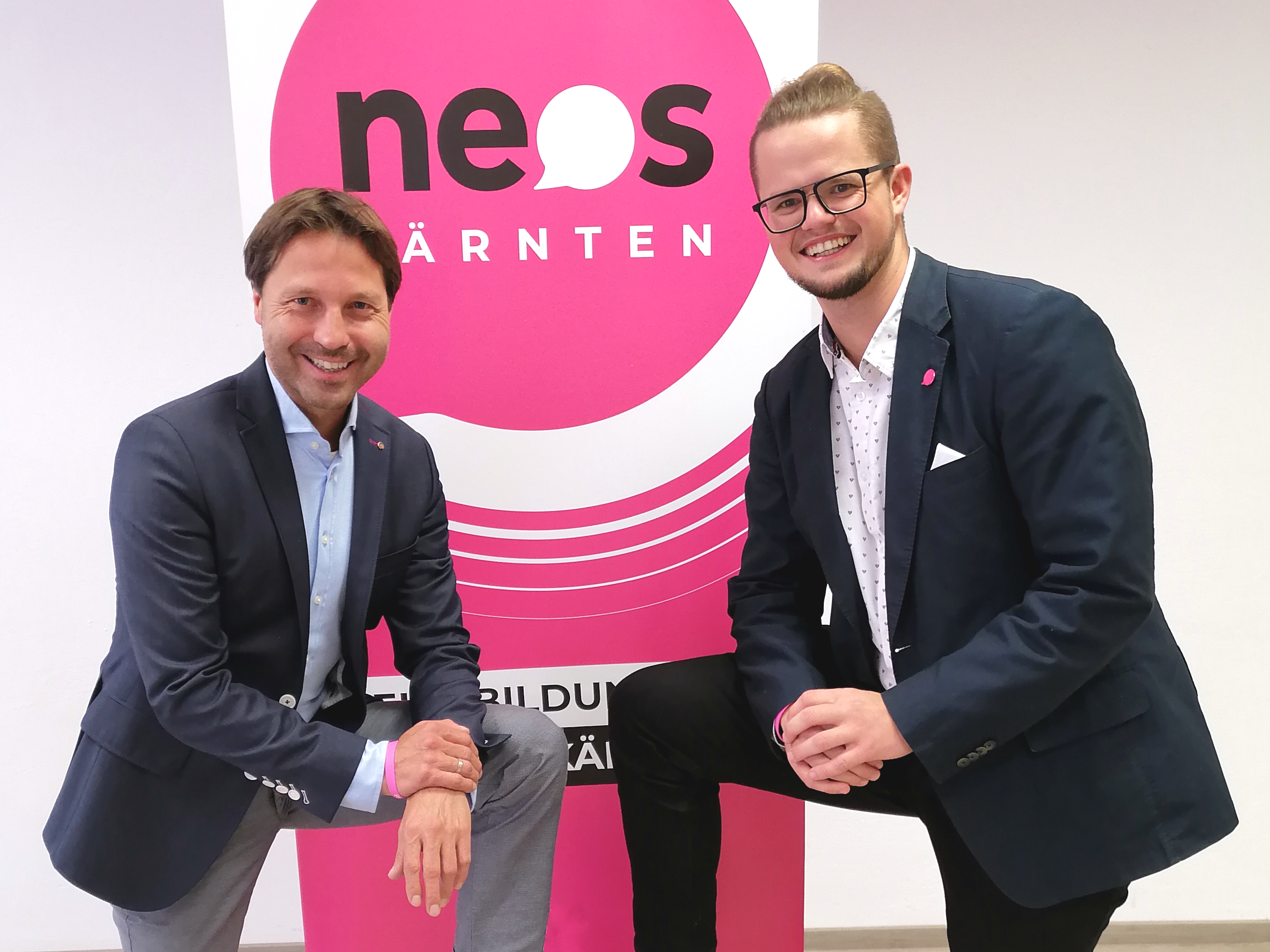 NEOS-Landessprecher Markus Unterdorfer-Morgenstern und der neue JUNOS-Landesvorsitzende sowie Gemeinderatswahlkandidat Sebastian Werkl.
