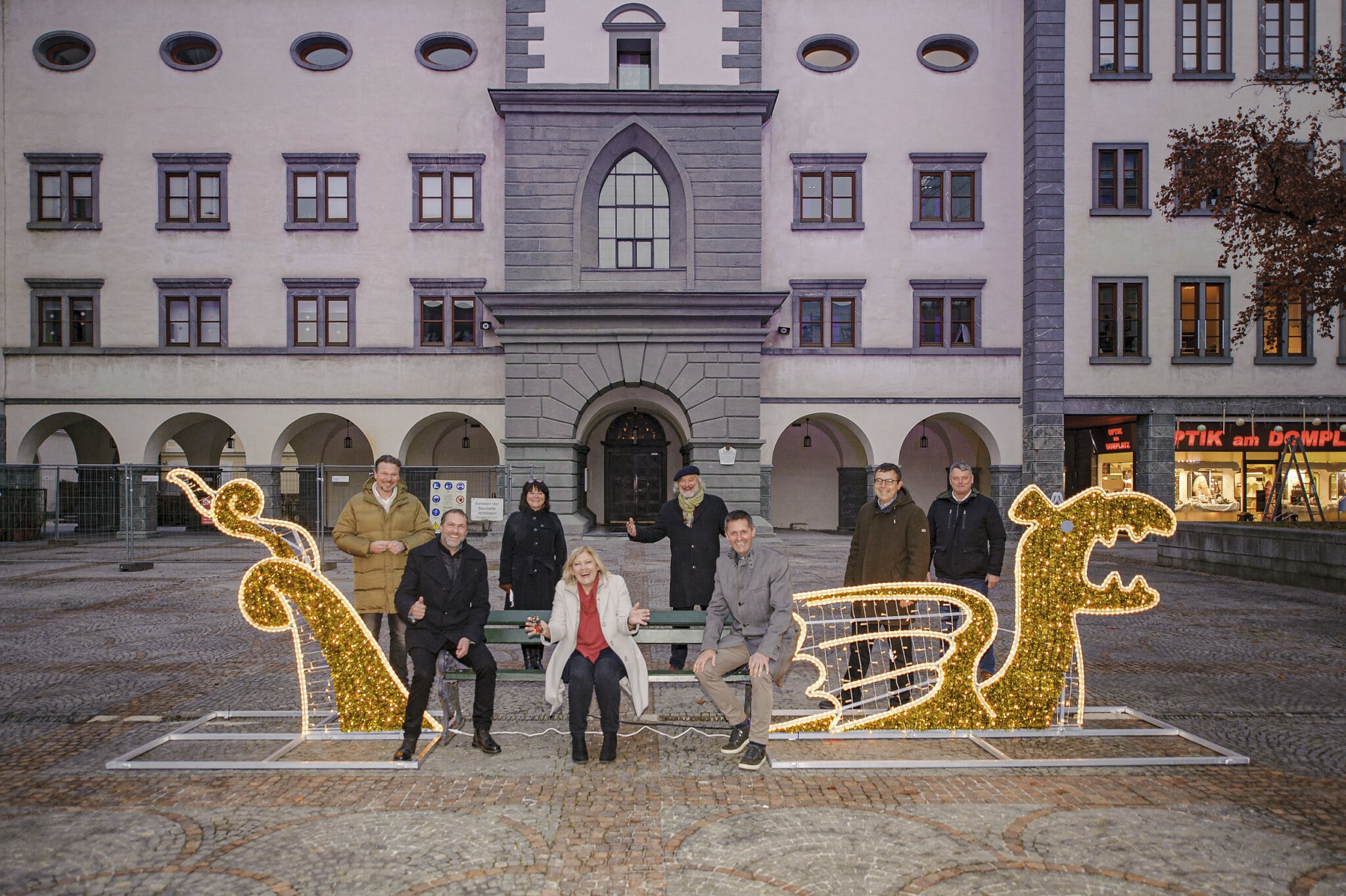Vertreter des Stadtsenates und des Gemeinderates mit Dompfarrer Peter Allmaier beim „Foto-Lindi“ am Domplatz