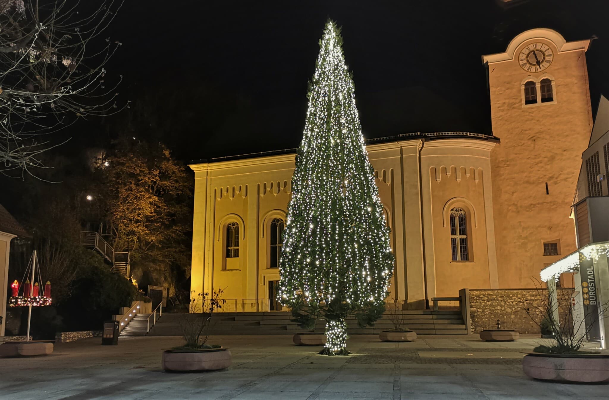 Am Kirchplatz in Griffen sorgt nun die neue Weihnachtsbeleuchtung für vorweihnachtliche Stimmung.  