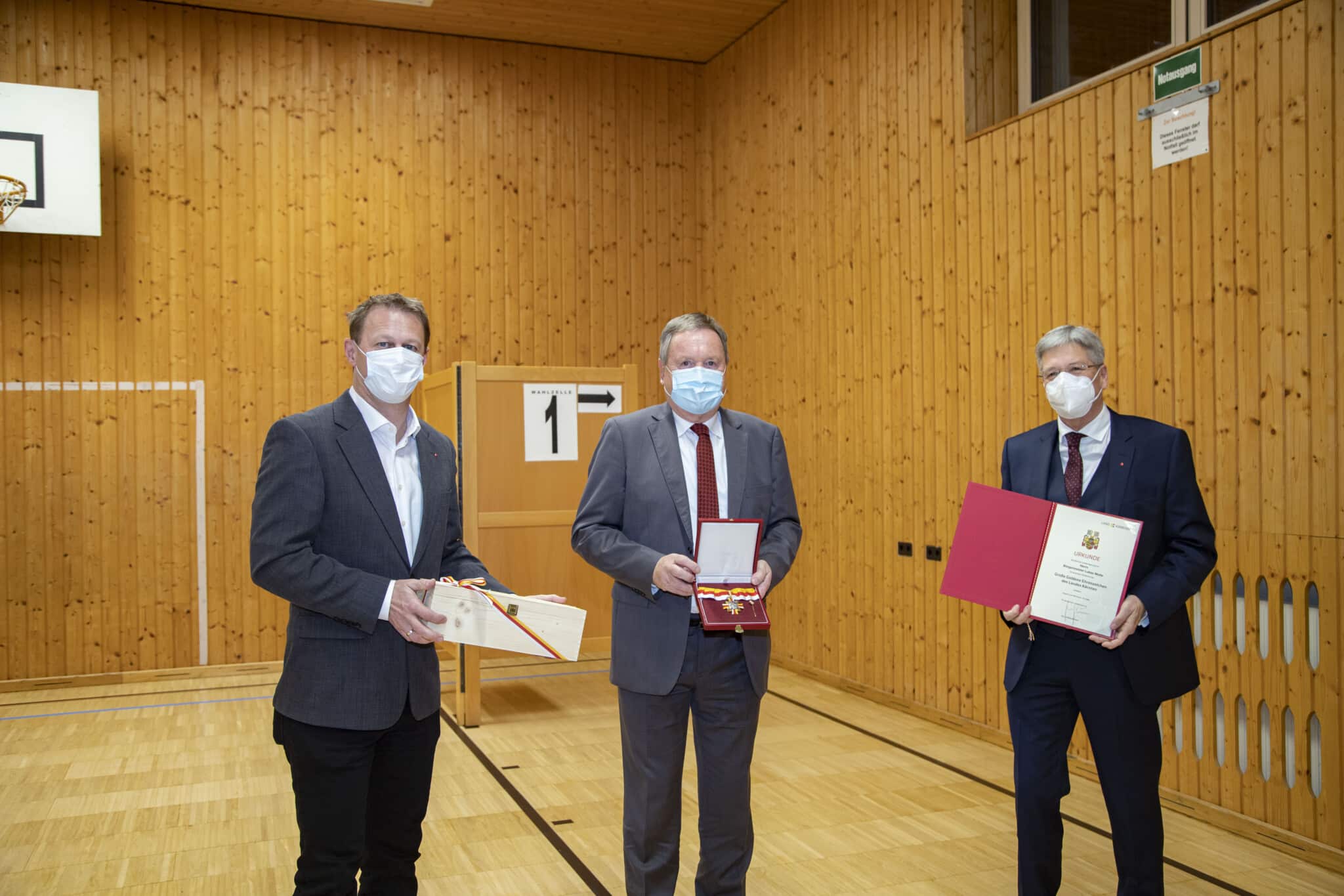 Altbürgermeister Lukas Wolte (Bildmitte) mit seinem Nachfolger Helmut Ogris und LH Peter Kaiser erhält das goldene Ehrenzeichen des Landes für seine 22 Jahre als Bürgermeister von St. Margarethen im Rosental.