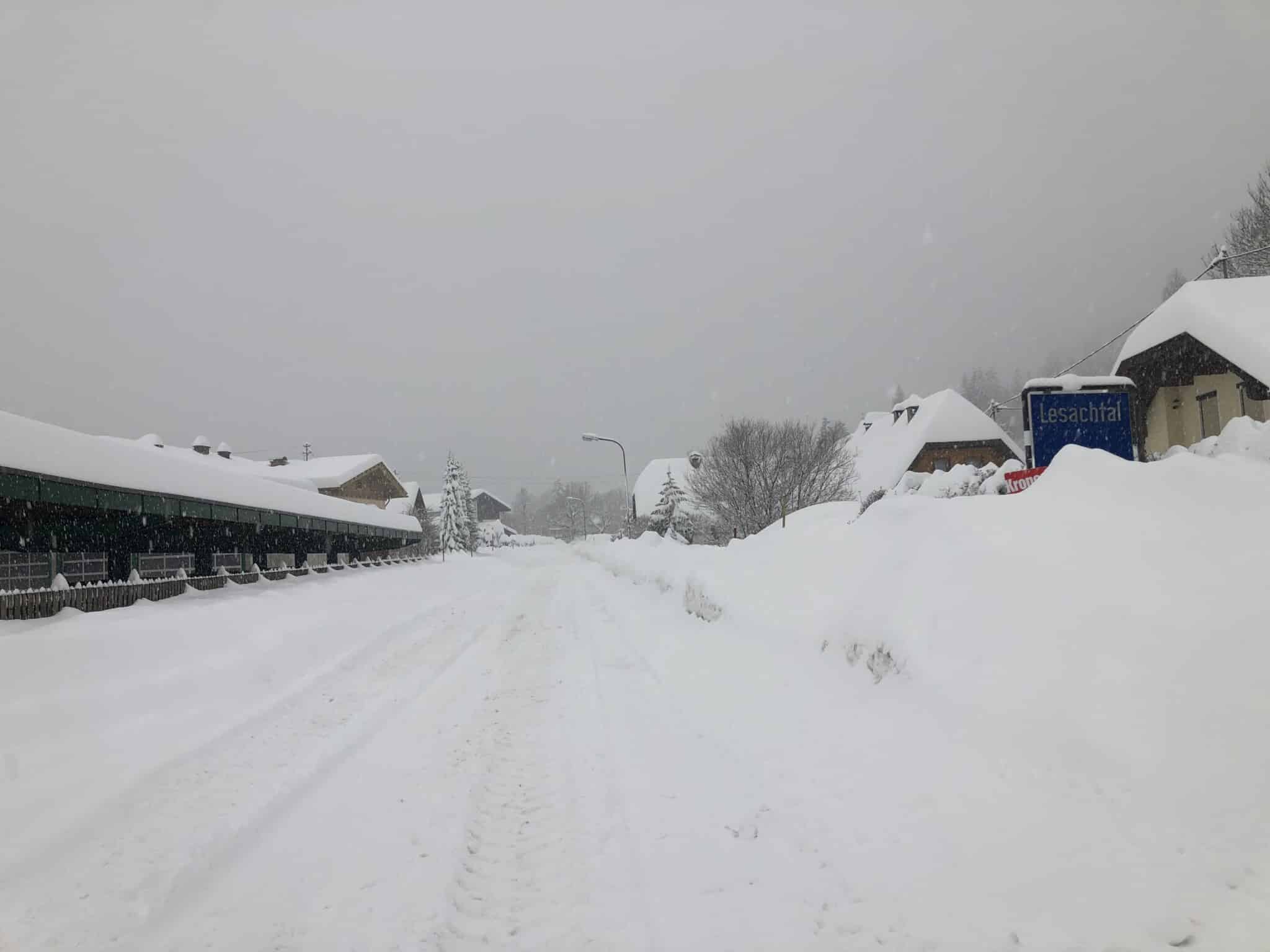 Am Bild: Lokalaugenschein Kötschach-Mauthen vom 5. Dezember. Noch immer stellen die Schneemassen ein Problem dar.