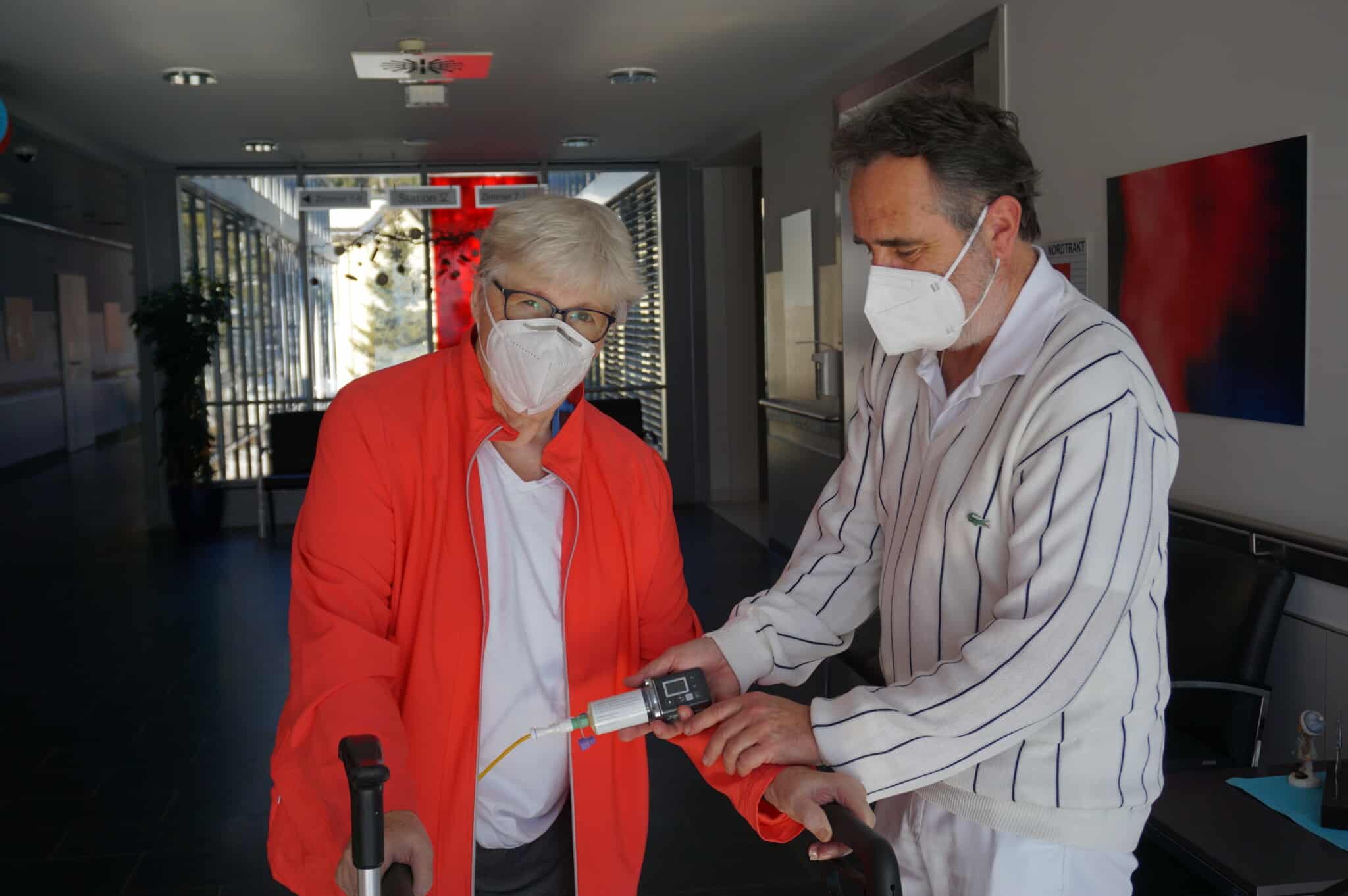 Patientin Hermine P. und Oberarzt Dr. Volker Tomantschger mit der neuen Parkinson-Pumpe.