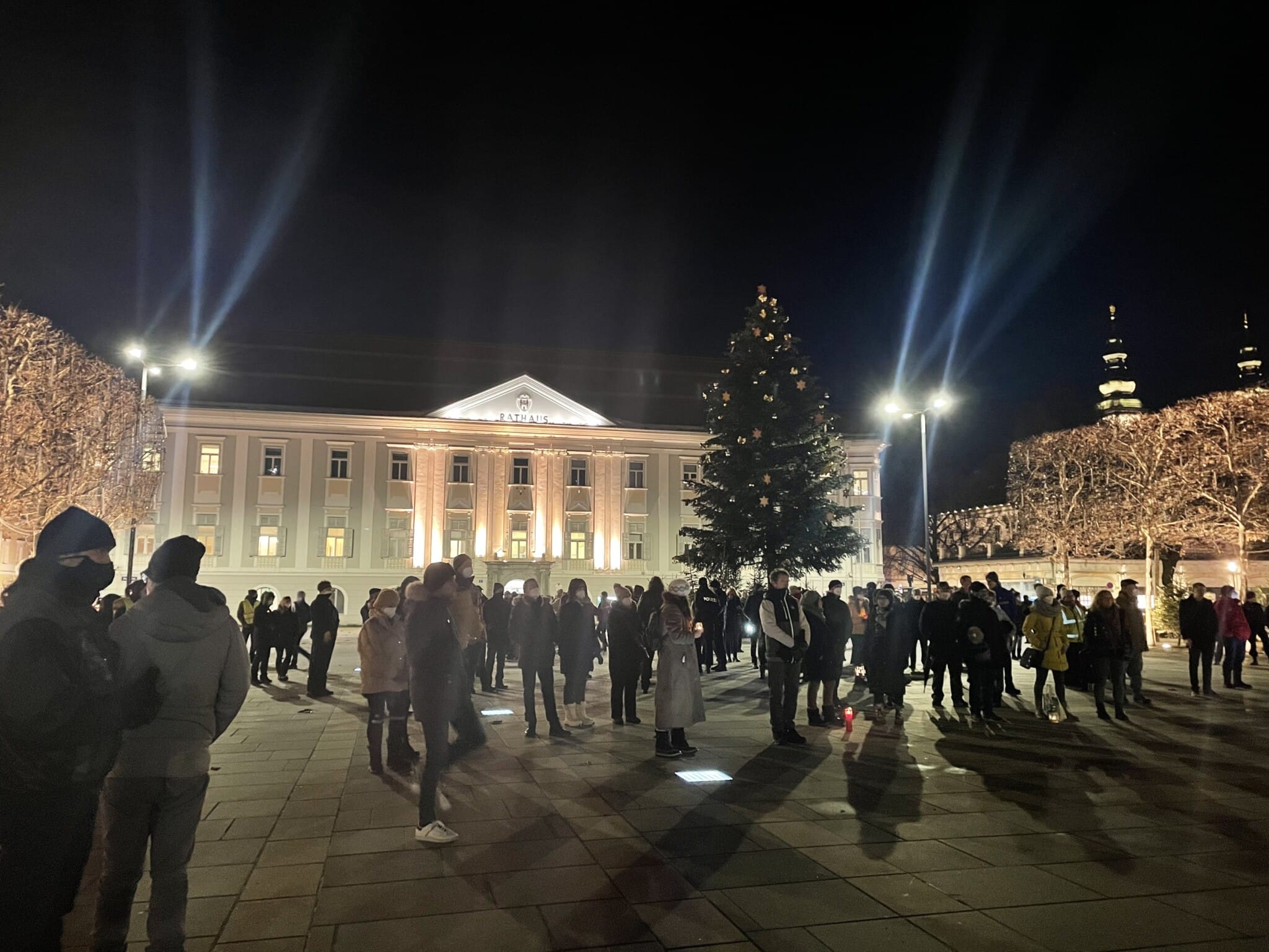 Gegen 18.15 Uhr füllte sich der Neue Platz in Klagenfurt.