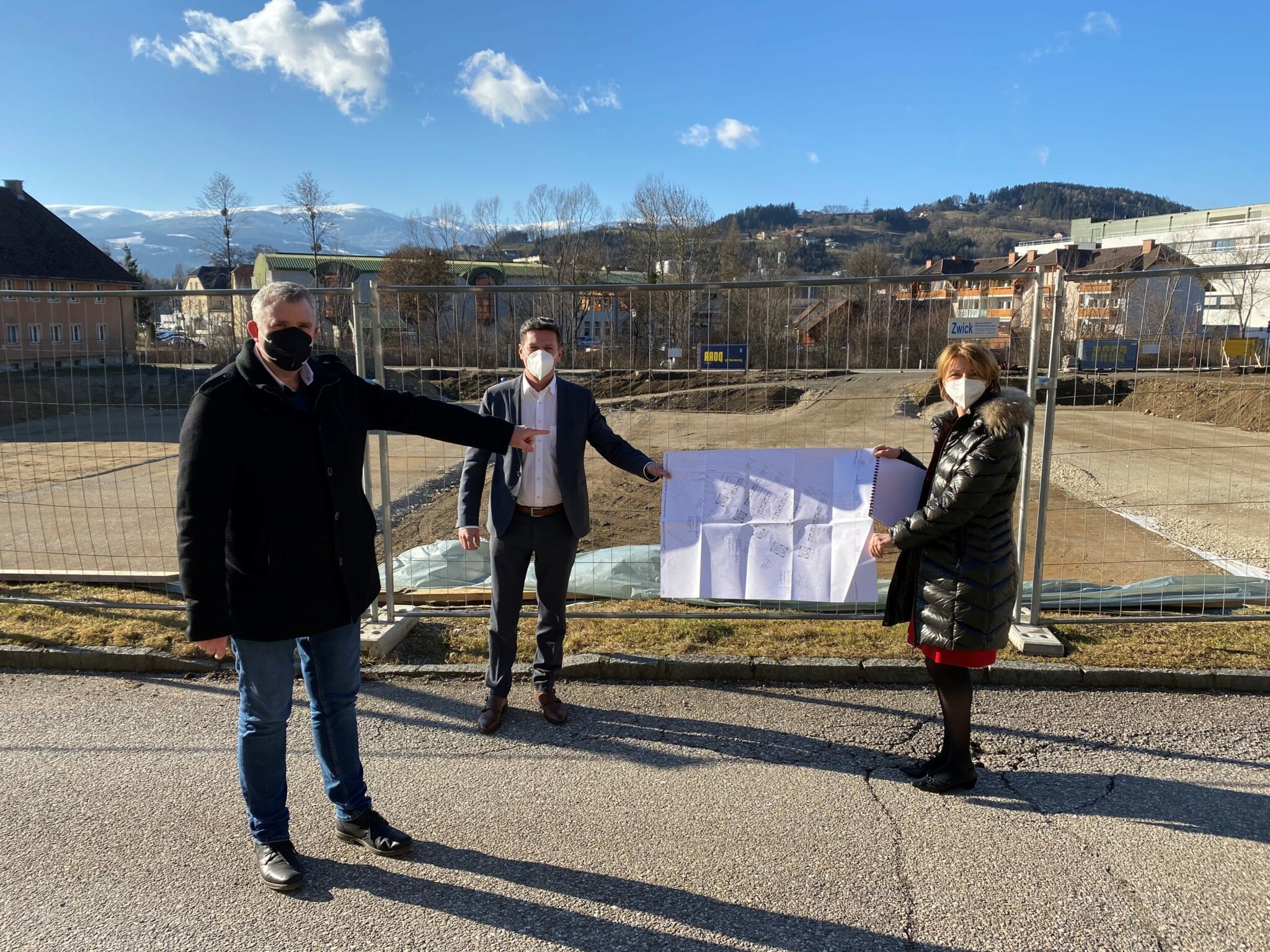 Bürgermeister Hannes Primus, Landesrat Daniel Fellner und LHStv. Gabriele Schaunig vor der Baustelle in Schwemmtratten