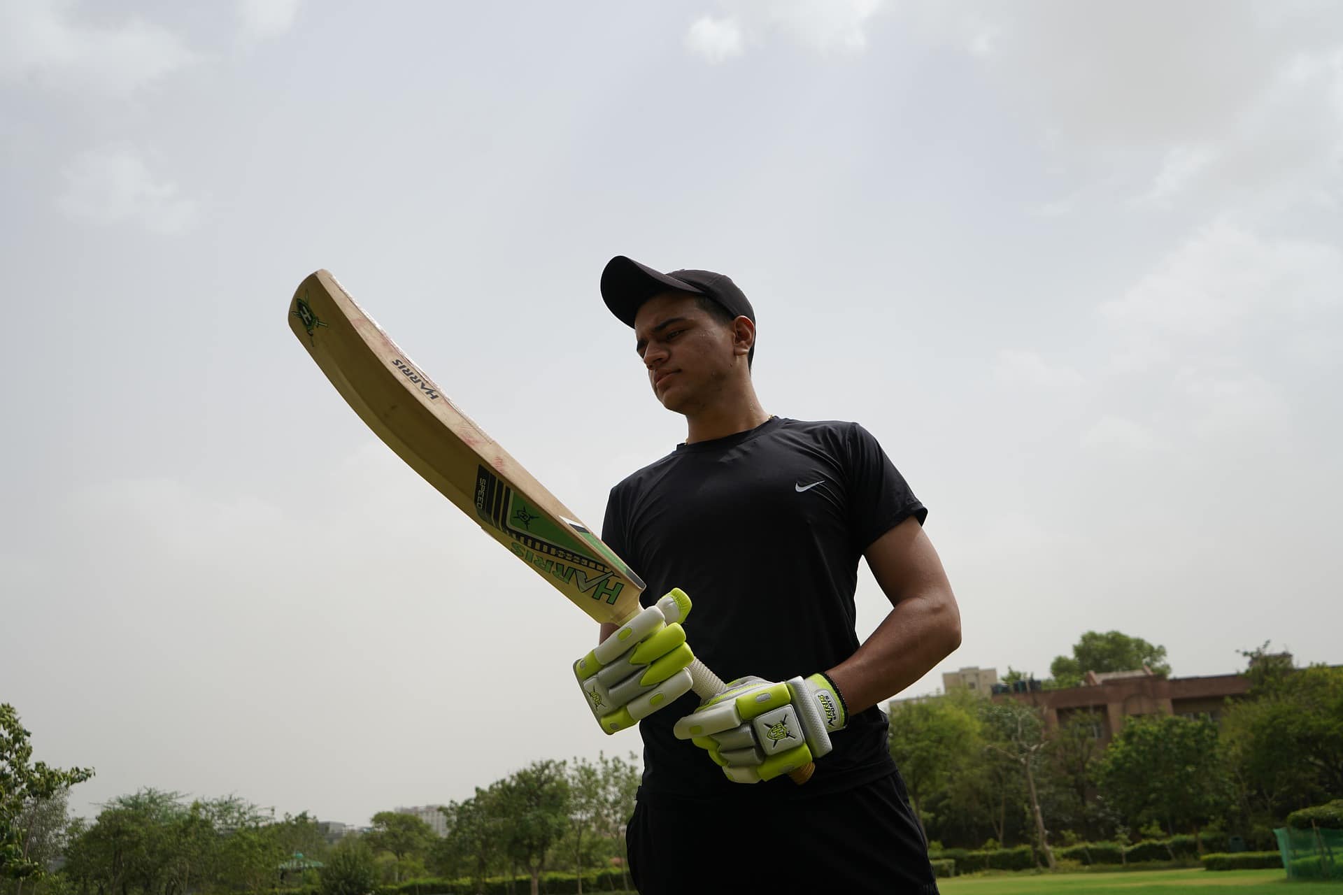 Mit einem Schläger, wie er im Sport Cricket verwendet wird, schlug gestern ein indischer Staatsbürger auf seinen Landsmann ein.