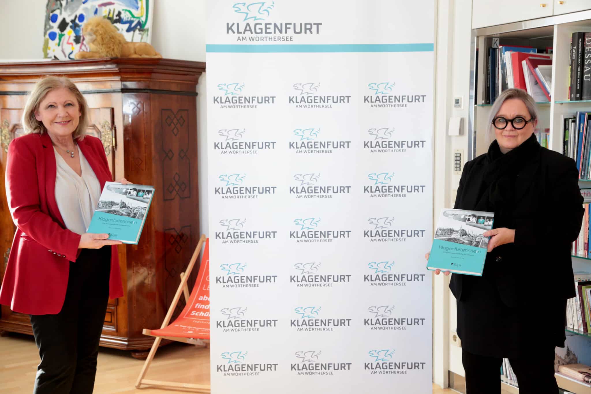 Mag. Alexandra Schmidt überreichte eines der ersten Exemplare der frauengeschichtlichen Spurensuche persönlich an Bürgermeisterin Dr. Maria-Luise Mathiaschitz.