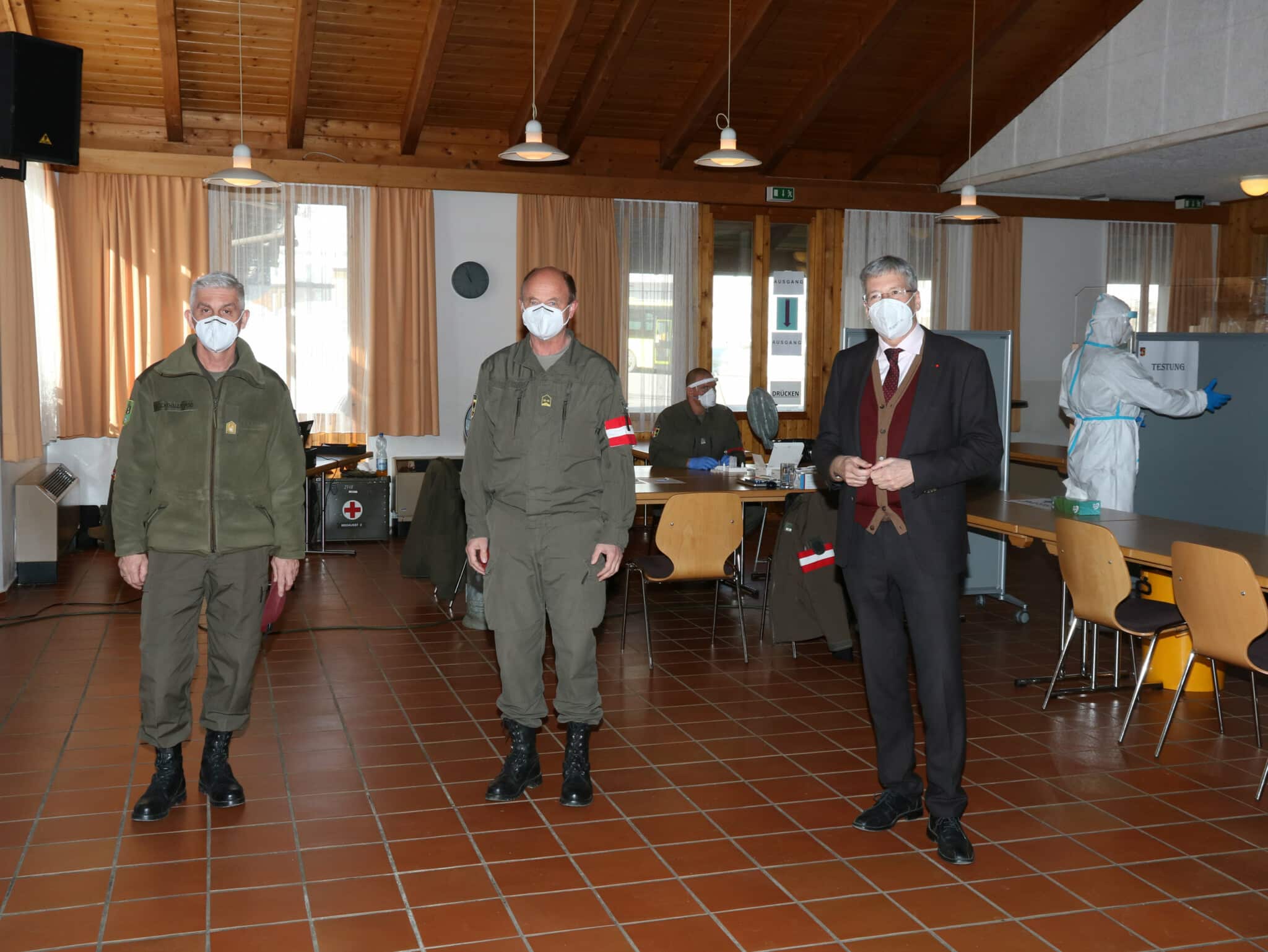 LH Kaiser zu Besuch in der Teststation St. Lorenzen.