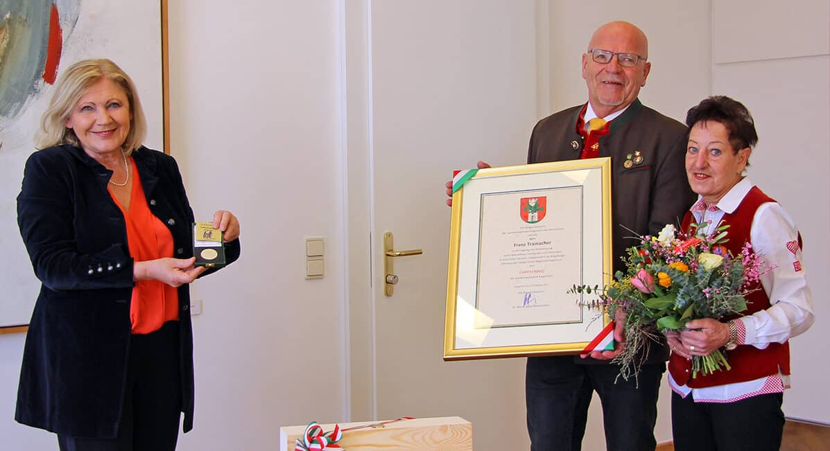 Bürgermeisterin Dr. Maria-Luise Mathiaschitz überreicht Franz Trainacher im Beisein seiner Gattin Eleonore den Ehrpfennig der Landeshauptstadt Klagenfurt.
