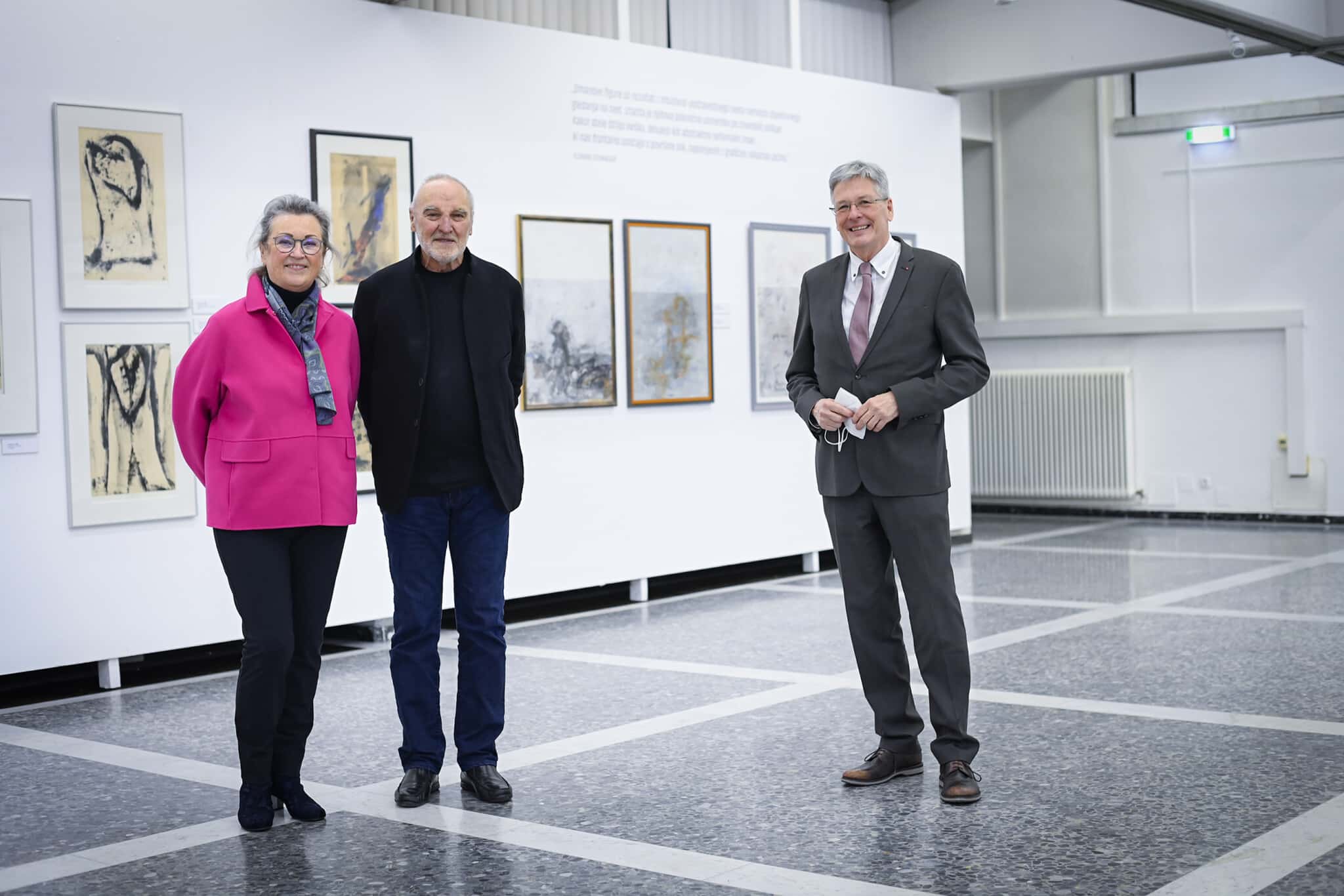 Bei der gestrigen Eröffnnung wurde Landeshauptmann Peter Kaiser vom Künstler Valentin Oman und dessen Frau Elisabeth durch die Ausstellung geführt. 