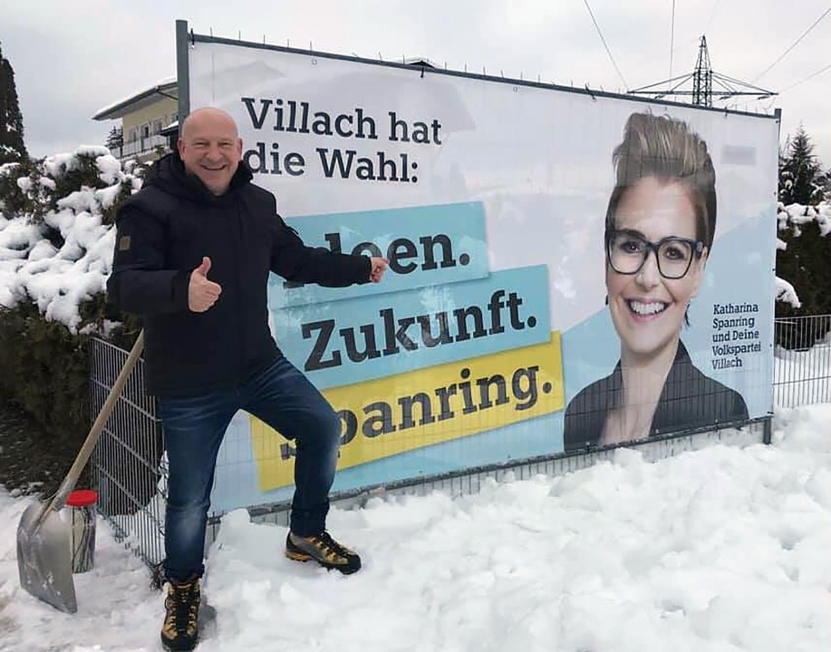 Strahlend zeigte Kucher sich vor einem Wahlplakat mit der nun politisch abmontierten Katharina Spanring. 