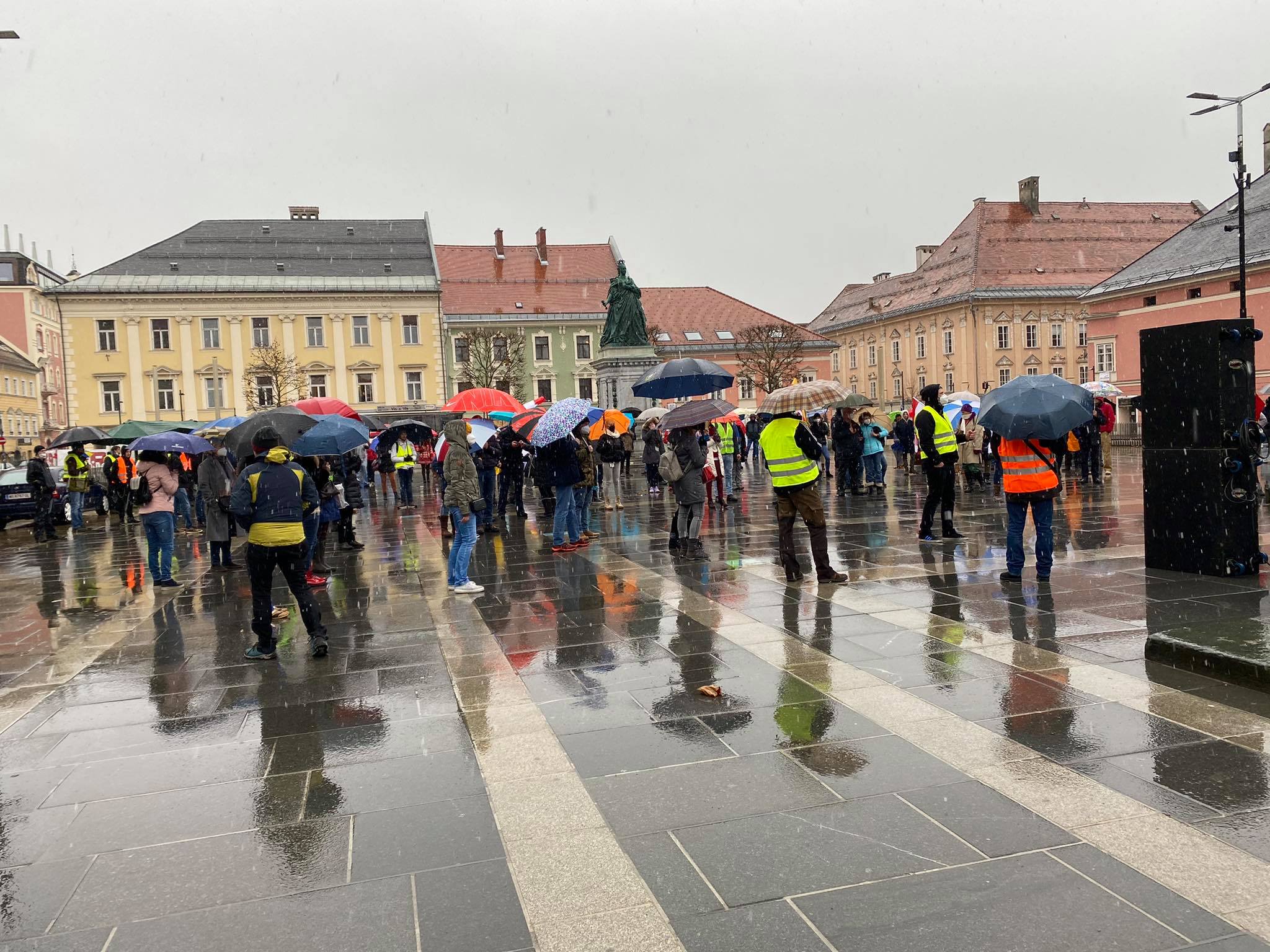 Aufgrund des schlechten Wetters haben sich am gestrigen Sonntag weniger Demonstranten am Neuen Platz versammelt als angekündigt.