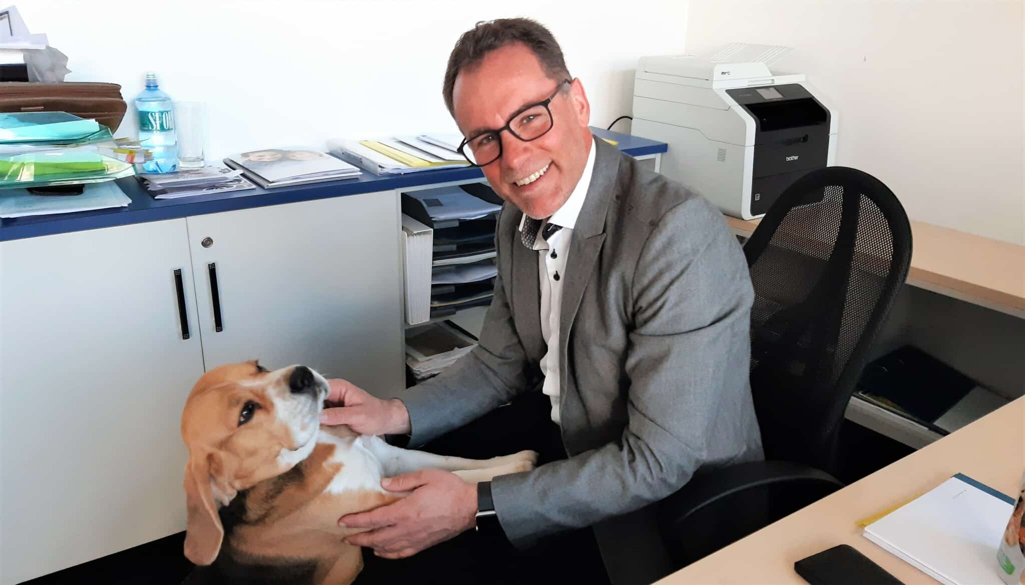 Finanzreal-Experte Dieter Wallner (v.l.) mit Familienhund Chester, der ab und zu mit ins Büro darf.