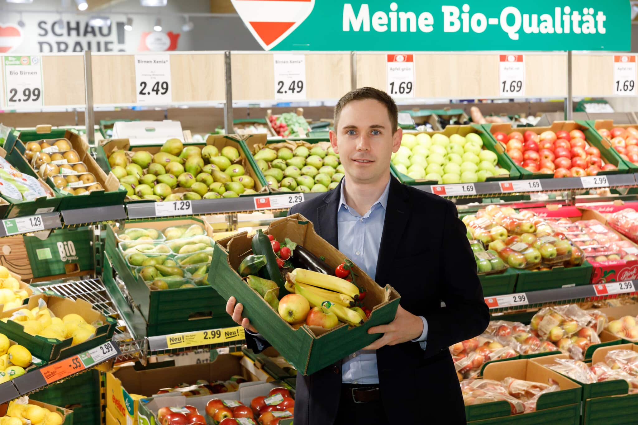 Alessandro Wolf, Vorsitzender der Geschäftsleitung Lidl Österreich, präsentiert die neue „Rette mich Box“.