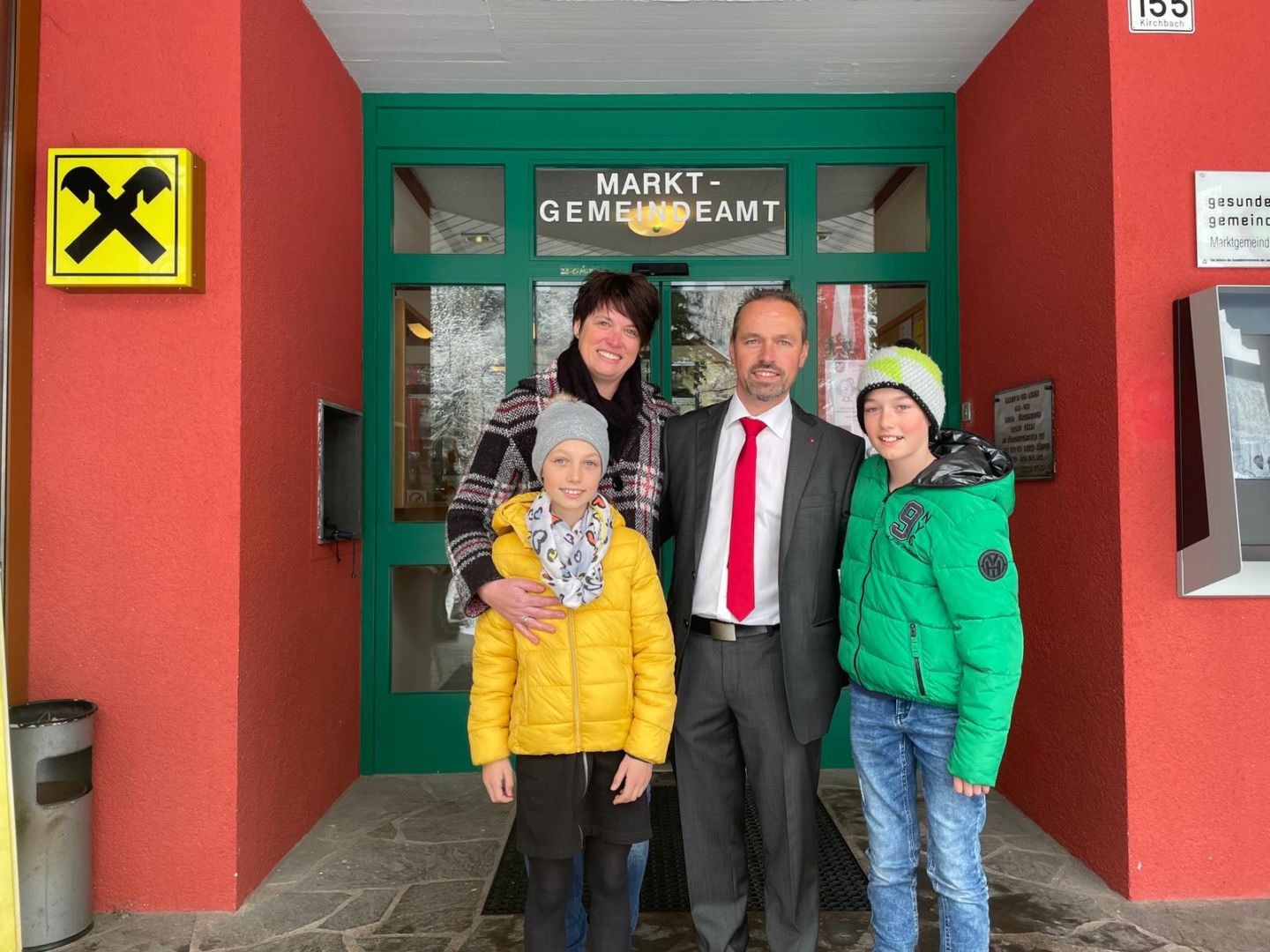 Bgm. Markus Salcher mit seiner Frau Carmen und den Kindern Niklas und Isabel