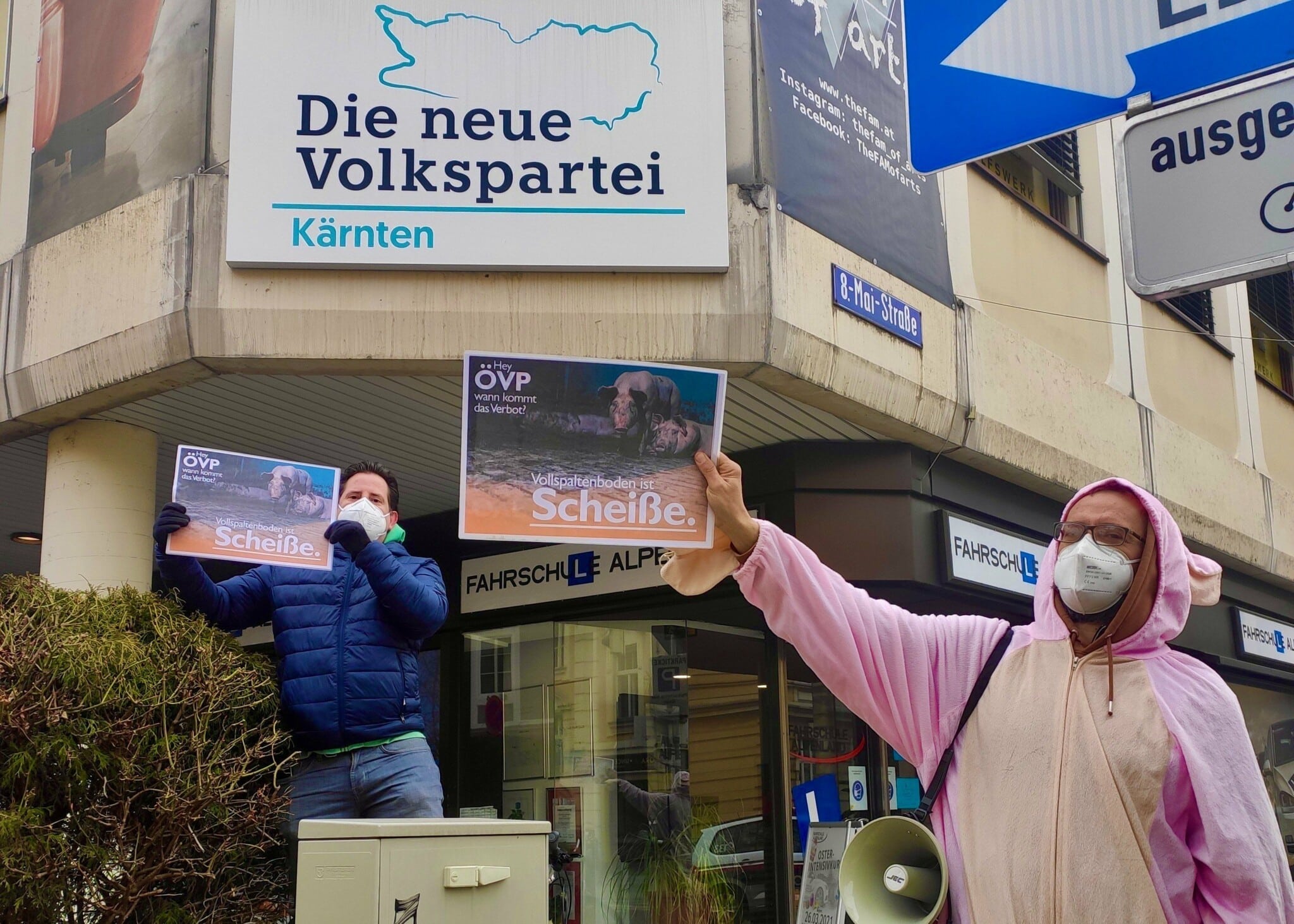 Tierschützer protestieren vor der Klagenfurter ÖVP-Zentrale.