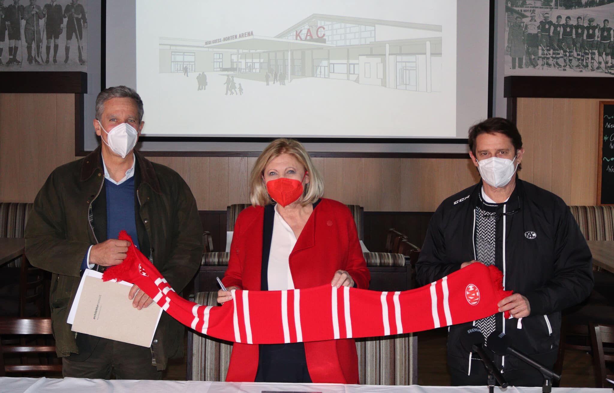 Bürgermeisterin Maria‐Luise Mathiaschitz präsentiert die Hallenpläne mit<br />Architekt DDI Christian Halm (links) und KAC‐Generalmanager Oliver Pilloni.