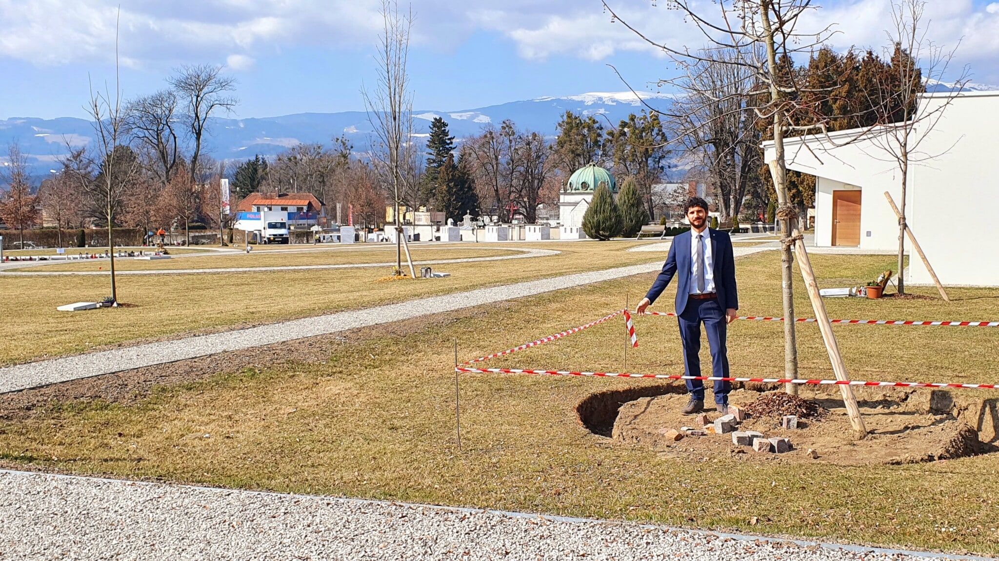 Thomas Groß, Leiter des Bereiches Dienstleistungen der Stadtwerke, im Friedpark Wolfsberg. Das Foto zeigt die Erweiterung einer „Baumscheibe“.