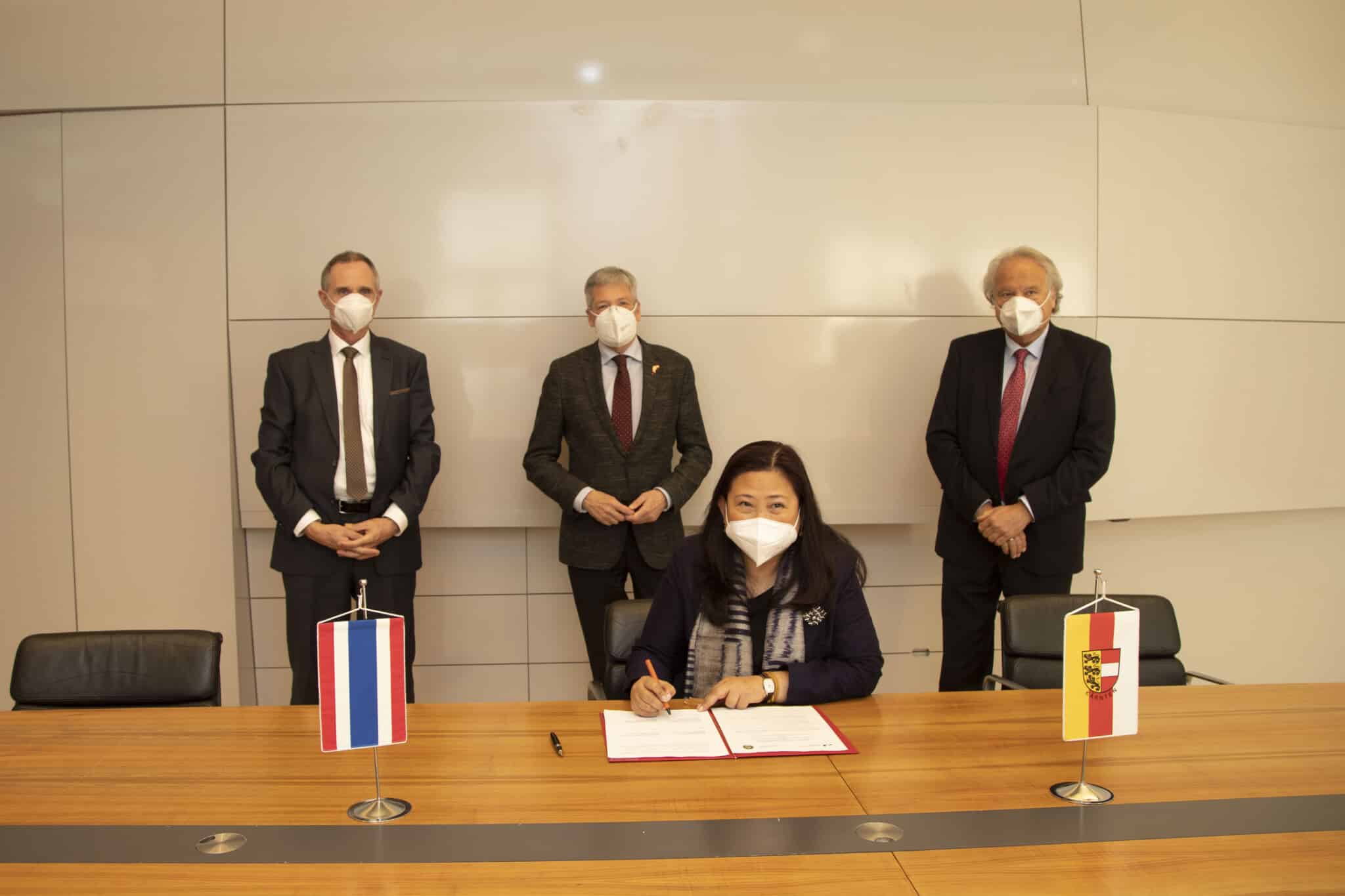 Botschafterin Morakot Siriswasdi unterzeichnet für die Thailändische Seite die Partnerschaftsvereinbarung mit der Gustav Mahler Privatuniversität. Mit Roland Streiner, LH Peter Kaiser und Johannes Brummer.