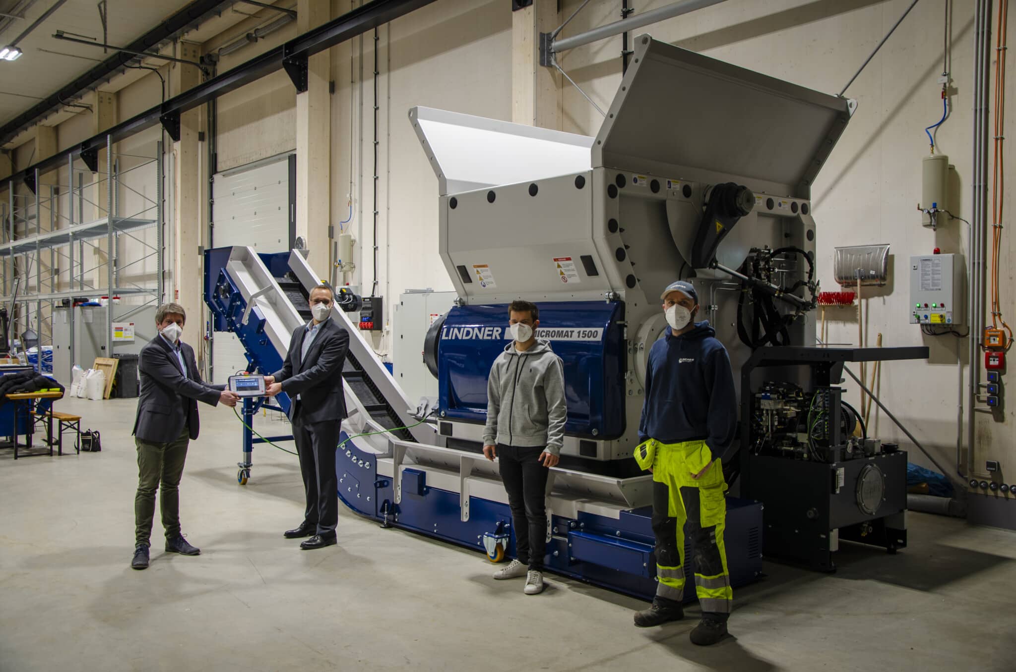 Ein konkretes Kooperationsprojekt in Umsetzung: ein Shredder der Kärntner Firma Lindner Recyclingtech wurde in der Lernfabrik der Johannes Kepler Universität in Linz installiert. 