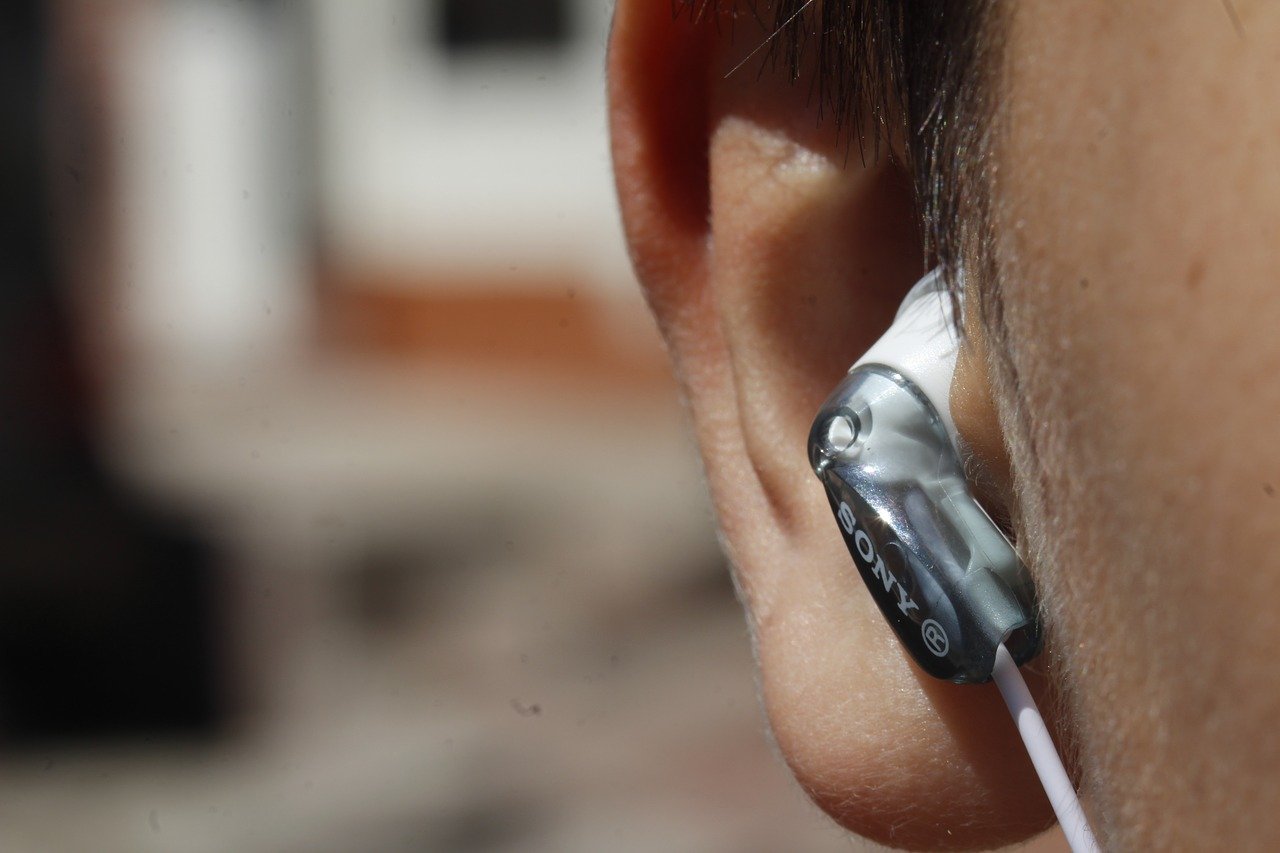 Die häufigsten Gründe für Probleme beim Hören sind Lärm- und Altersschwerhörigkeit. Bei ersten Anzeichen sollte rechtzeitig gehandelt werden.