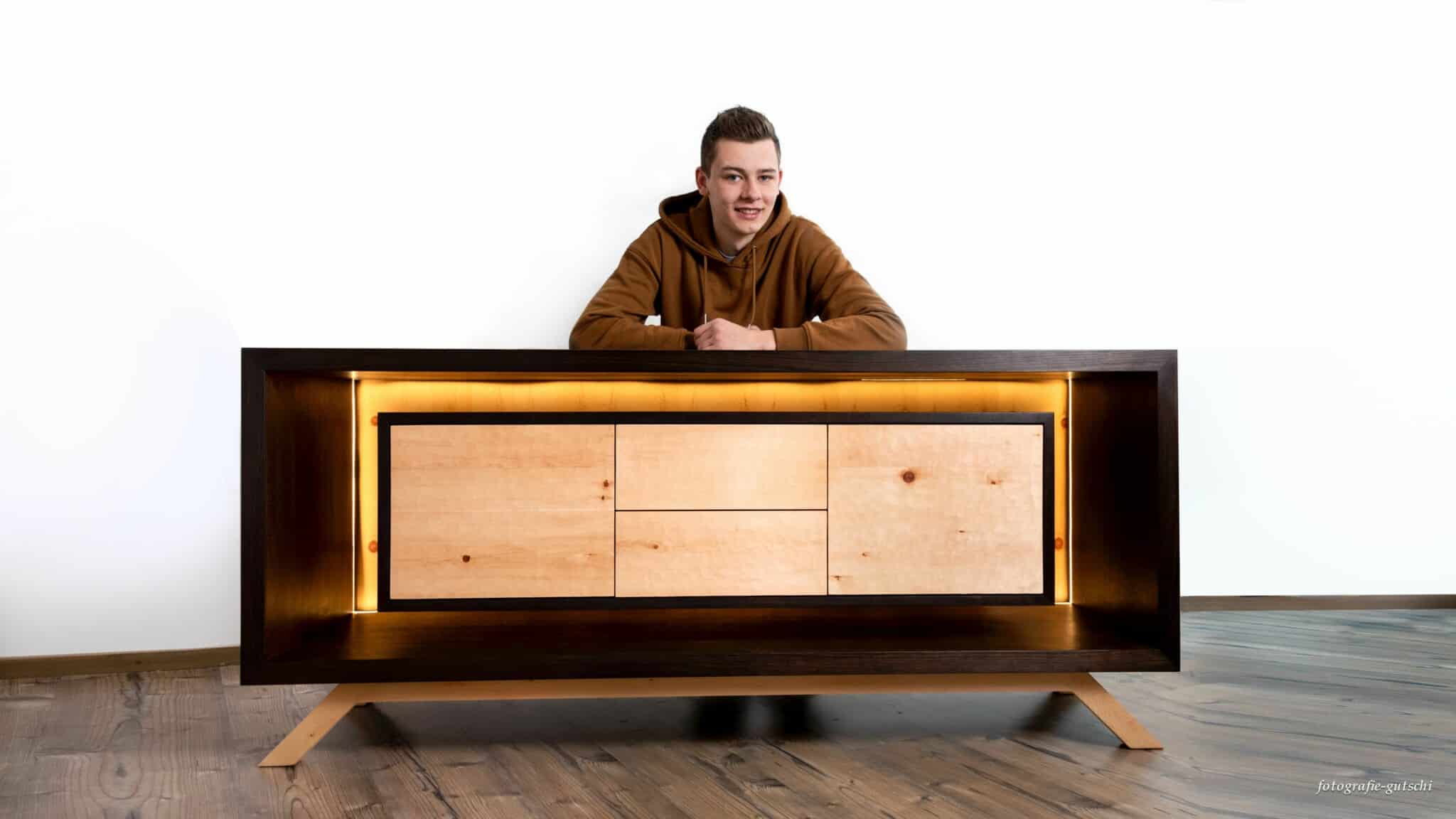 Raphael Meßner konnte mit seinem Sideboard überzeugen und holte sich den begehrten Designpreis. 