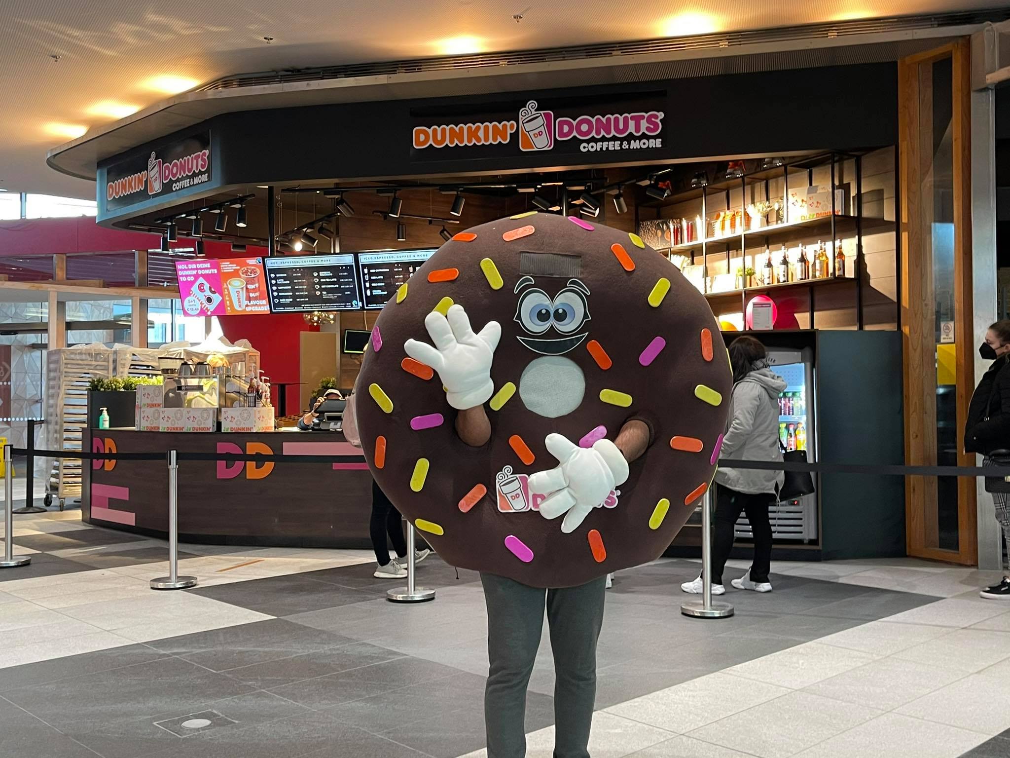 Zur heutigen Eröffnung ist auch das Maskottchen von Dunkin' Donuts im Atrio unterwegs.