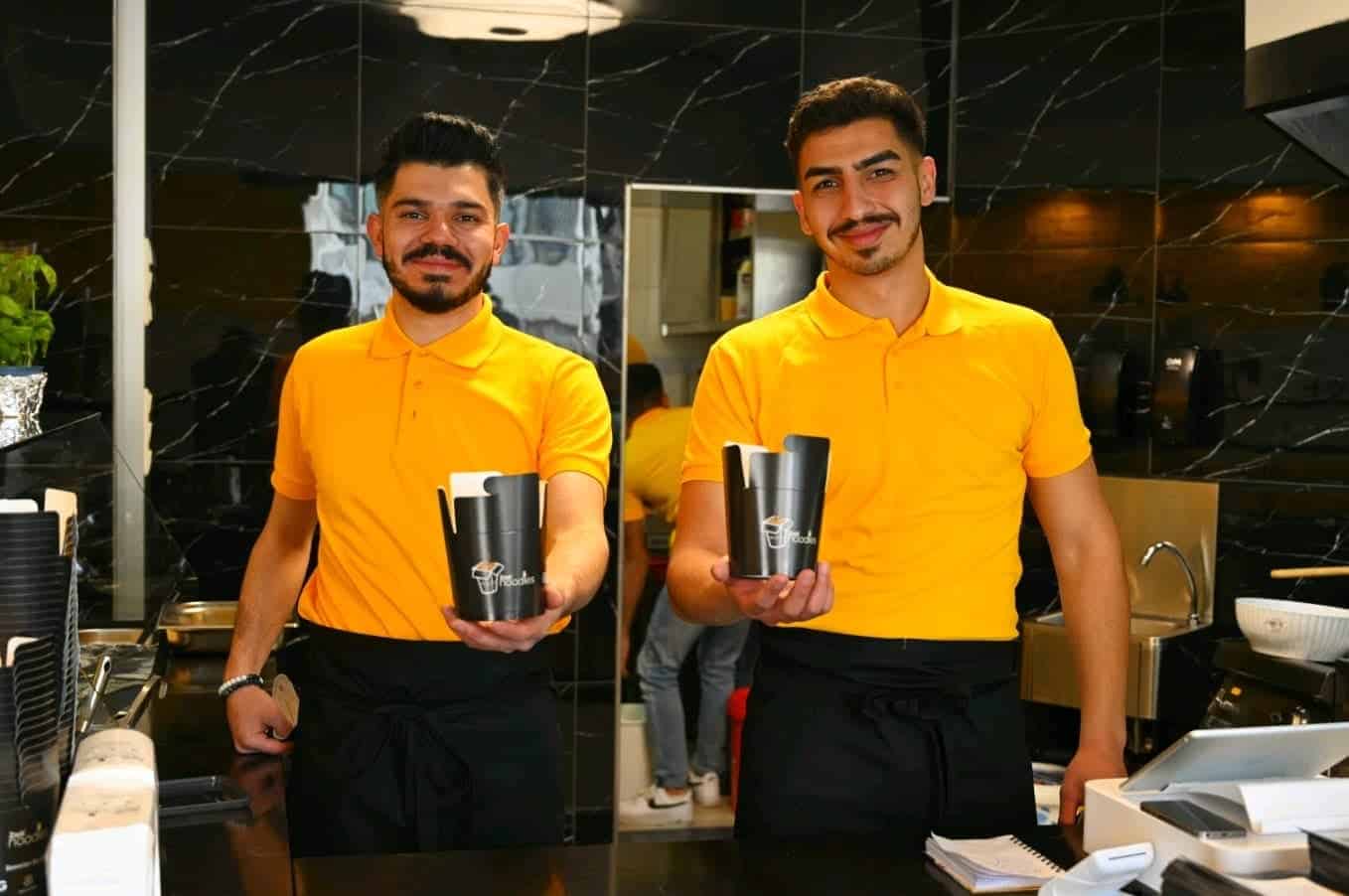 Voller Erfolg: Die Jungunternehmer Akif Gorgülü und Mahmut Hasyalcin (v.r.) eröffneten gestern ihr Lokal 
