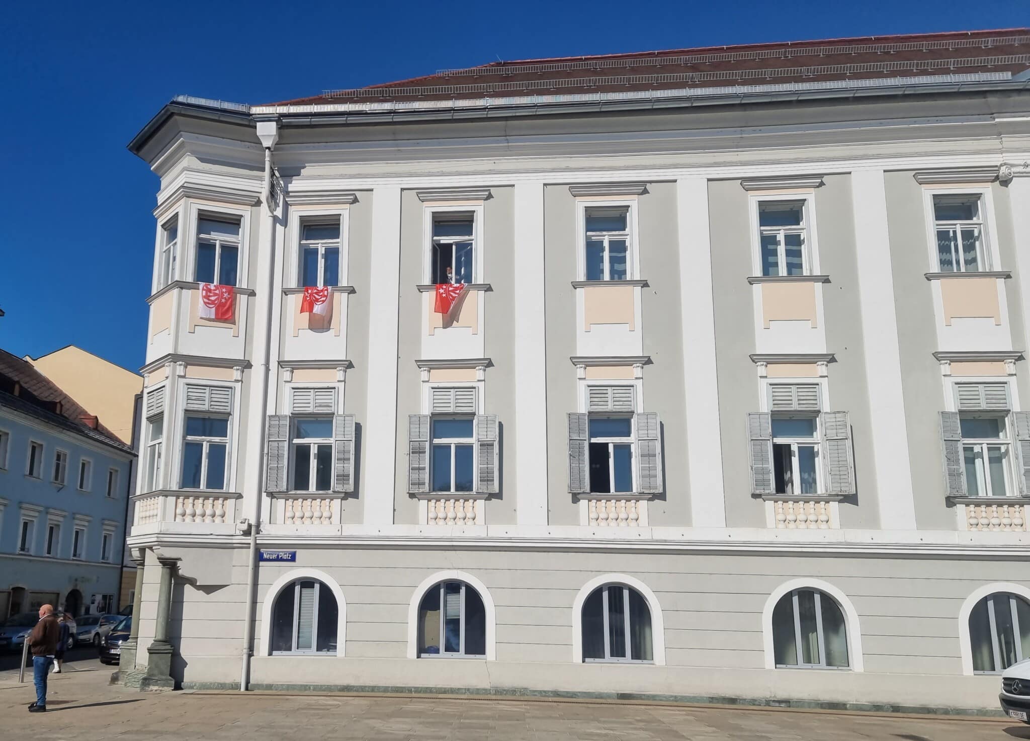 Auch im Klagenfurter Rathaus wurden heute die KAC-Flaggen gehisst.
