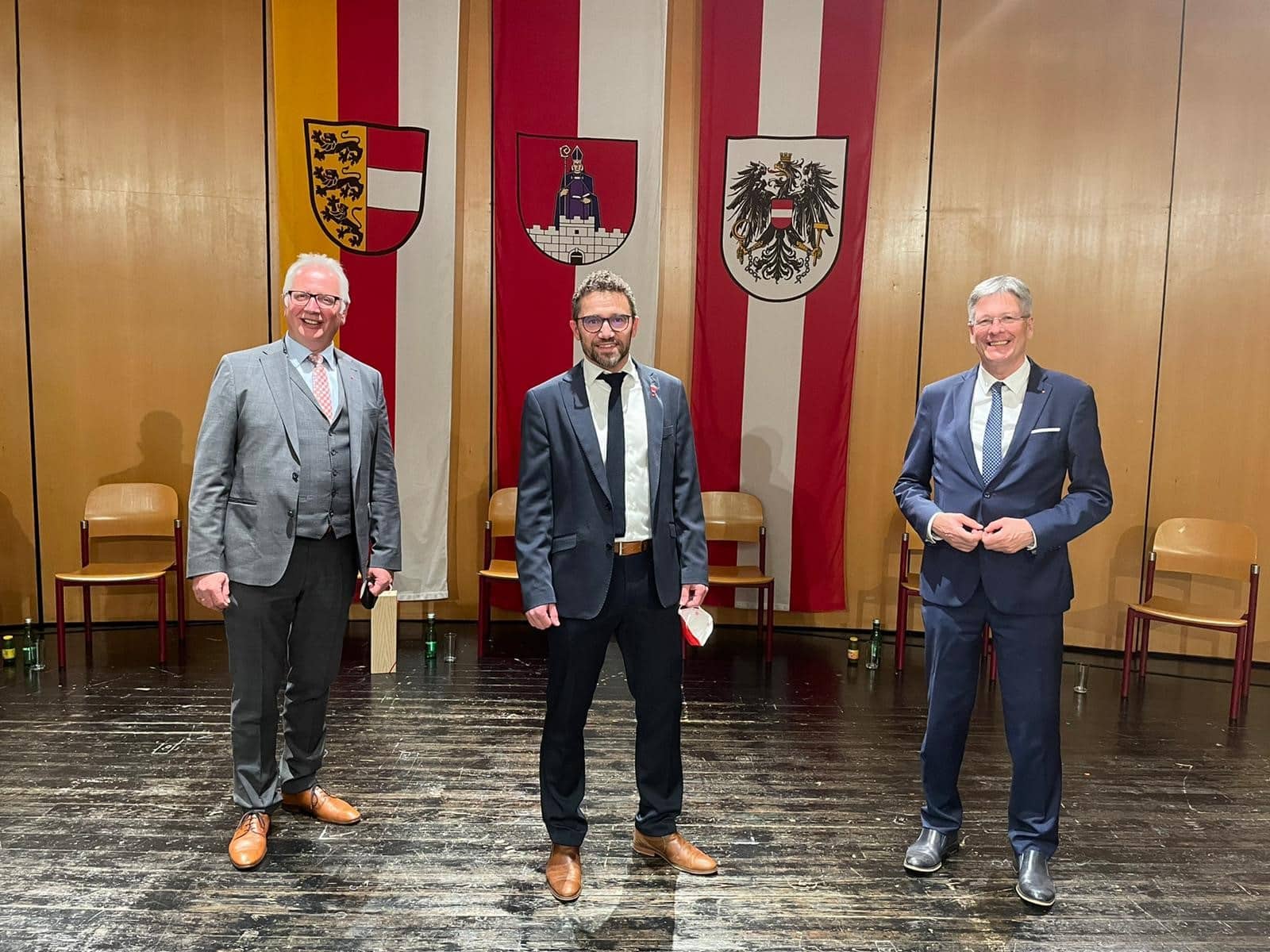 Manuel Müller (m.) mit Landtagspräsident Reinhart Rohr (l.) und LH Peter Kaiser (r.) bei der Angelobung im März 2021.