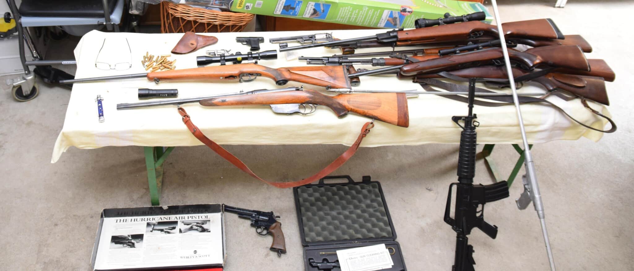 Zahlreiche illegal besessene Faustfeuerwaffen, Langwaffen mit Zubehör und Kriegsmaterial konnten bei dem Kärntner sichergestellt werden.